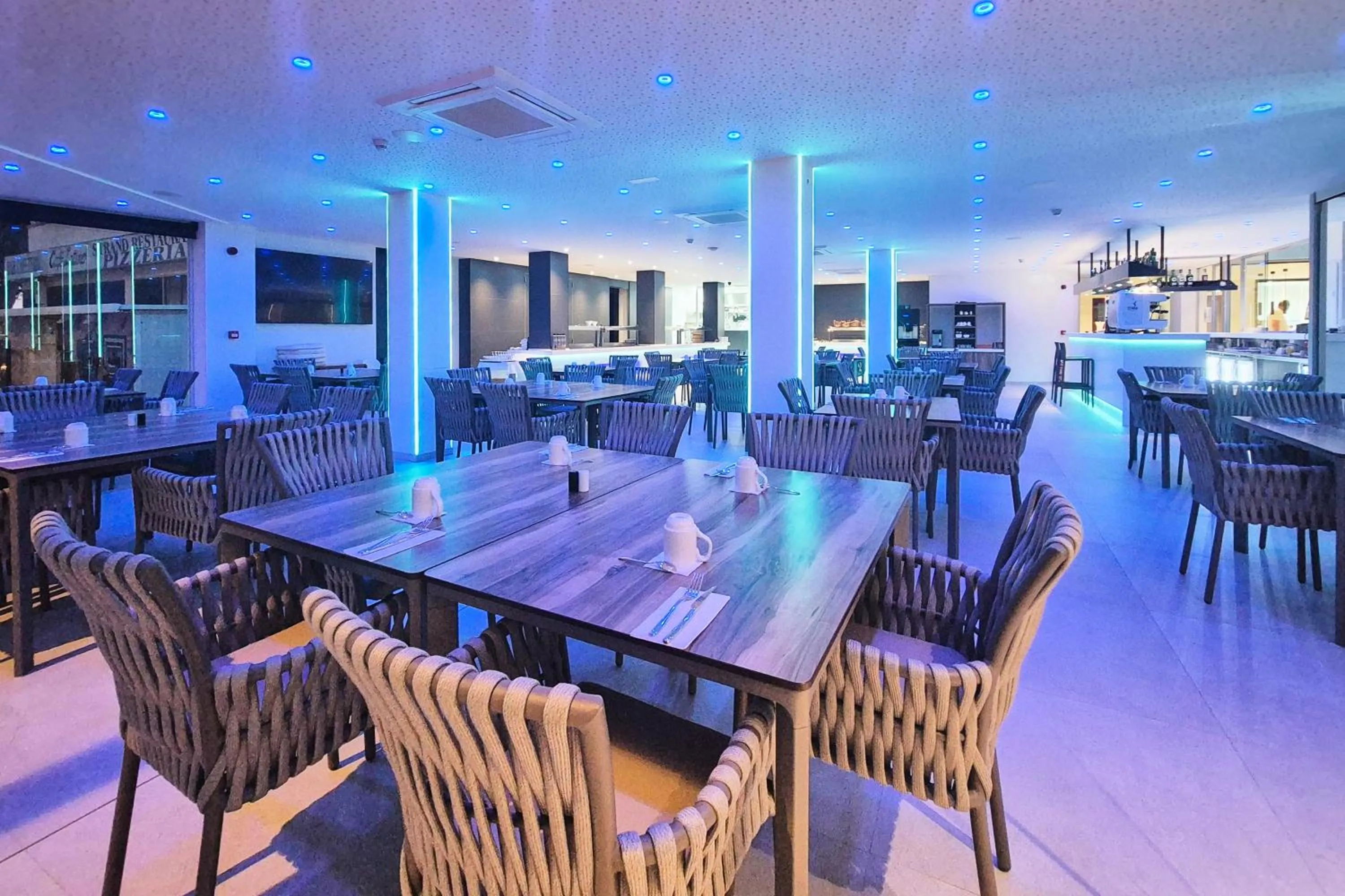 Restaurant/places to eat in Apartamentos Ponent