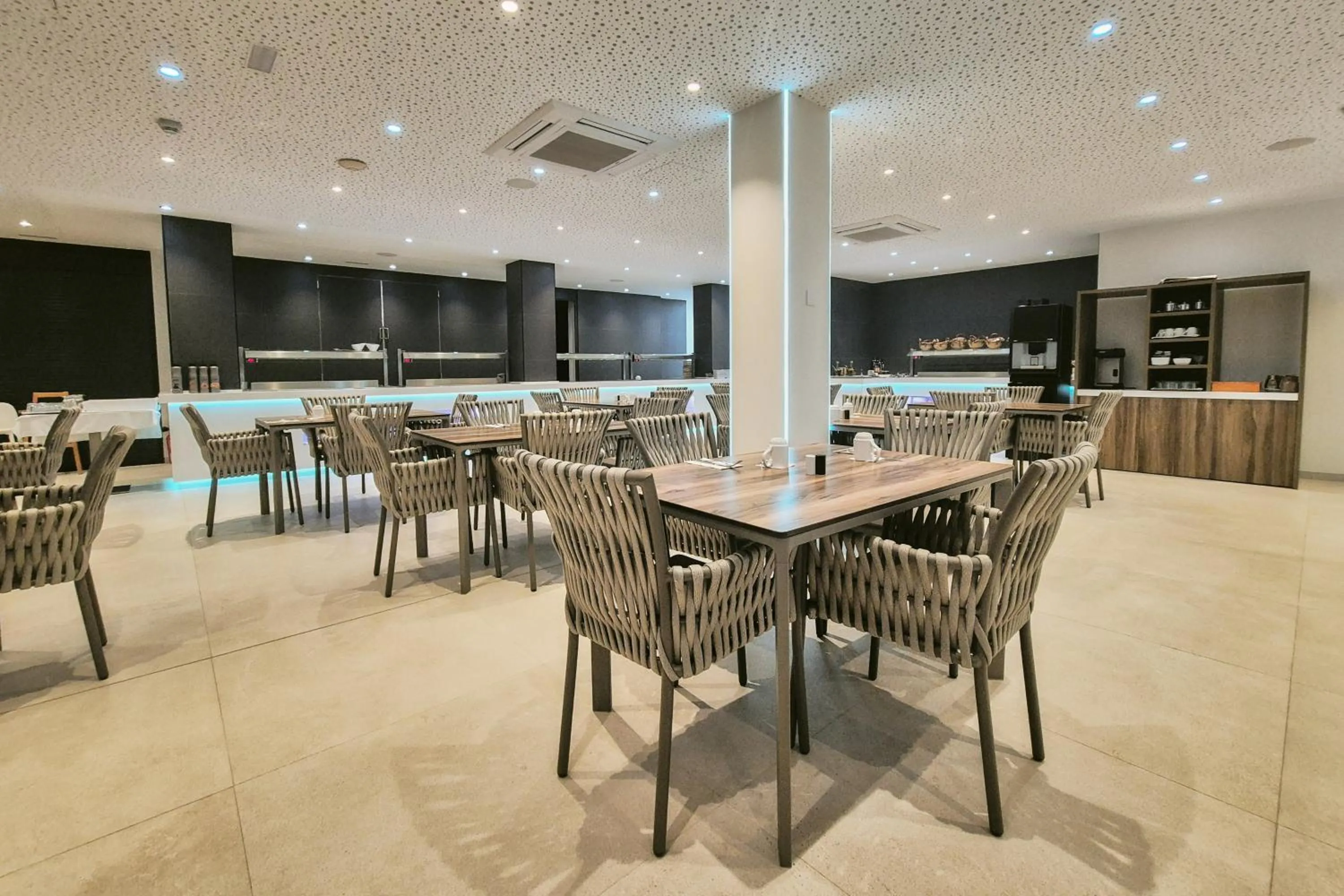 Restaurant/places to eat in Apartamentos Ponent