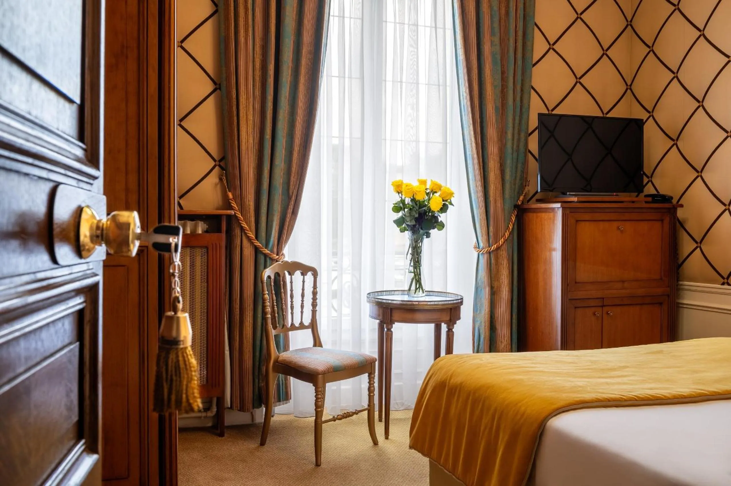 Bedroom, Bed in Grand Hôtel Des Templiers, Piscine & Spa