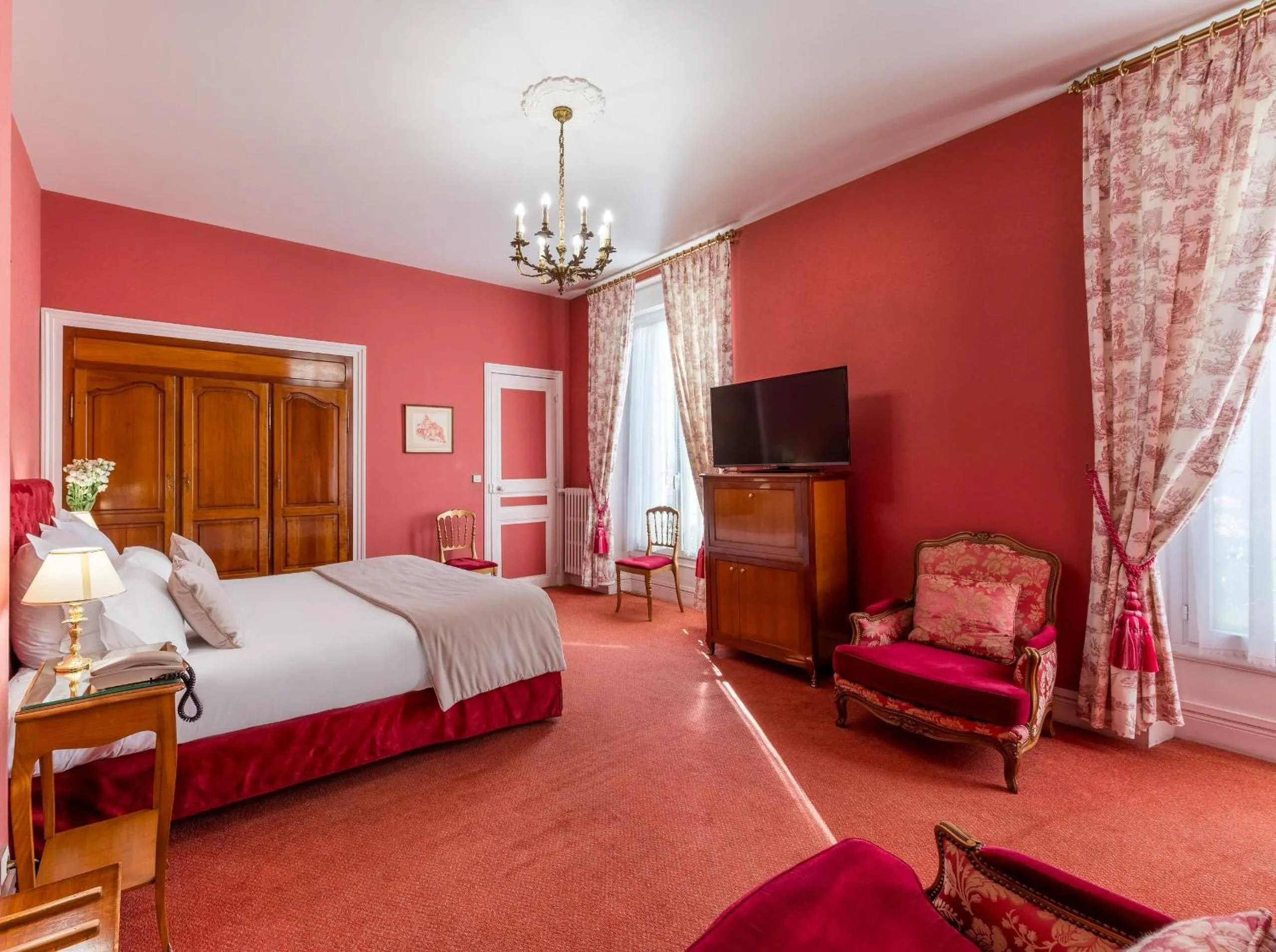 Bedroom, Bed in Grand Hôtel Des Templiers, Piscine & Spa