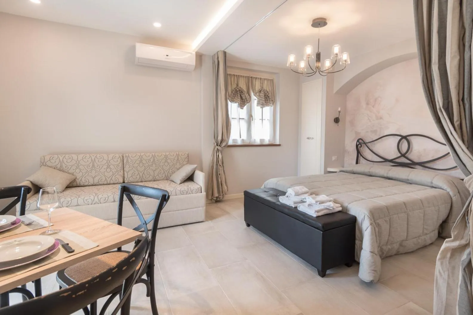 Living room, Bed in Il Giardino degli Angeli