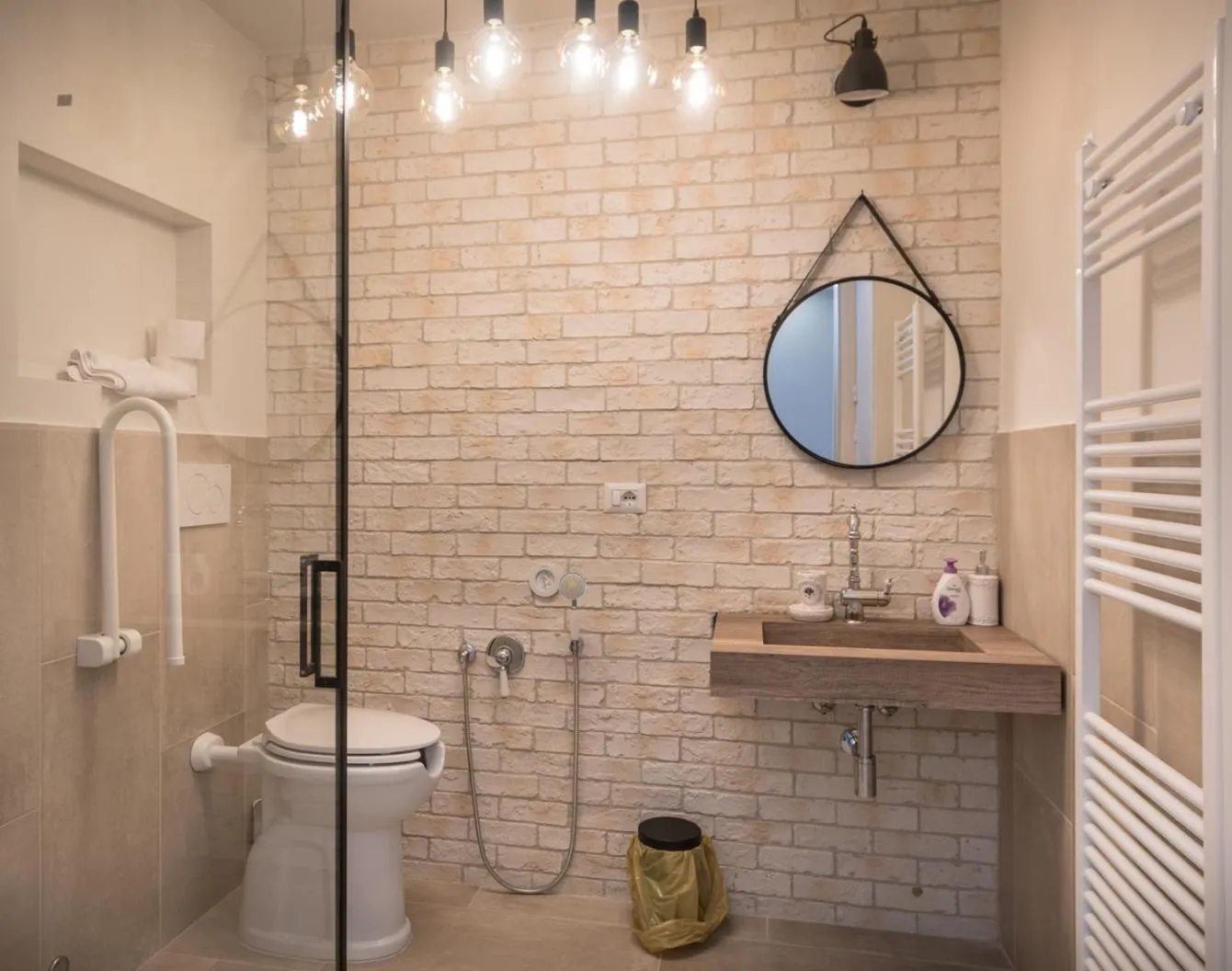 Shower in Il Giardino degli Angeli