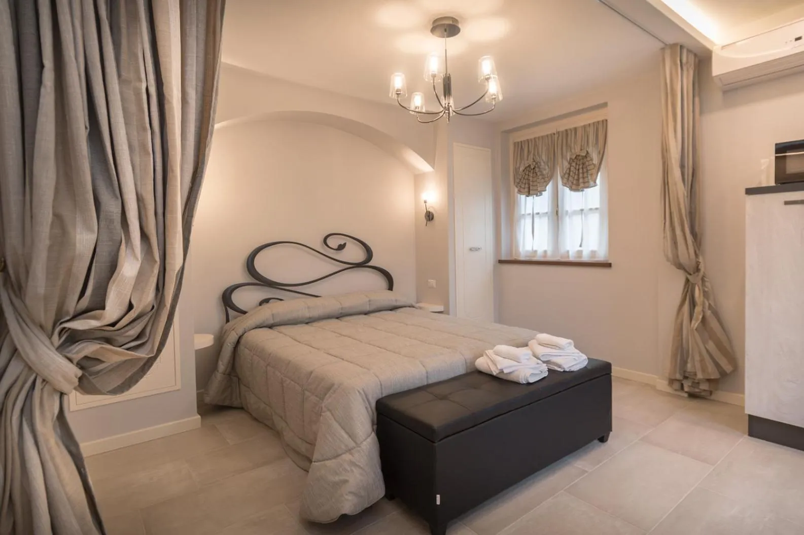 Bedroom, Bed in Il Giardino degli Angeli