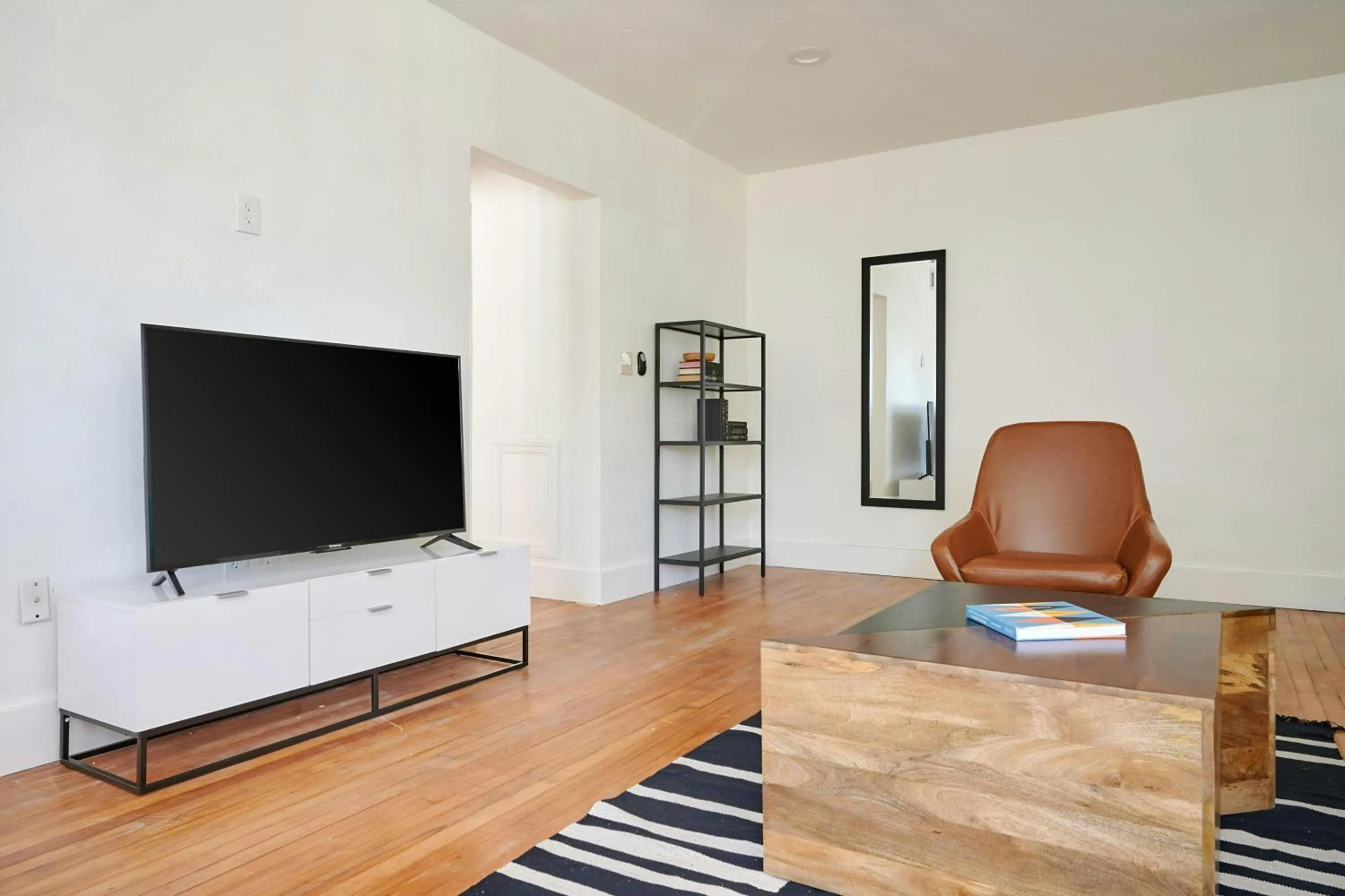 Living room in Wellborn Hotel Downtown, Sonder by Marriott Bonvoy