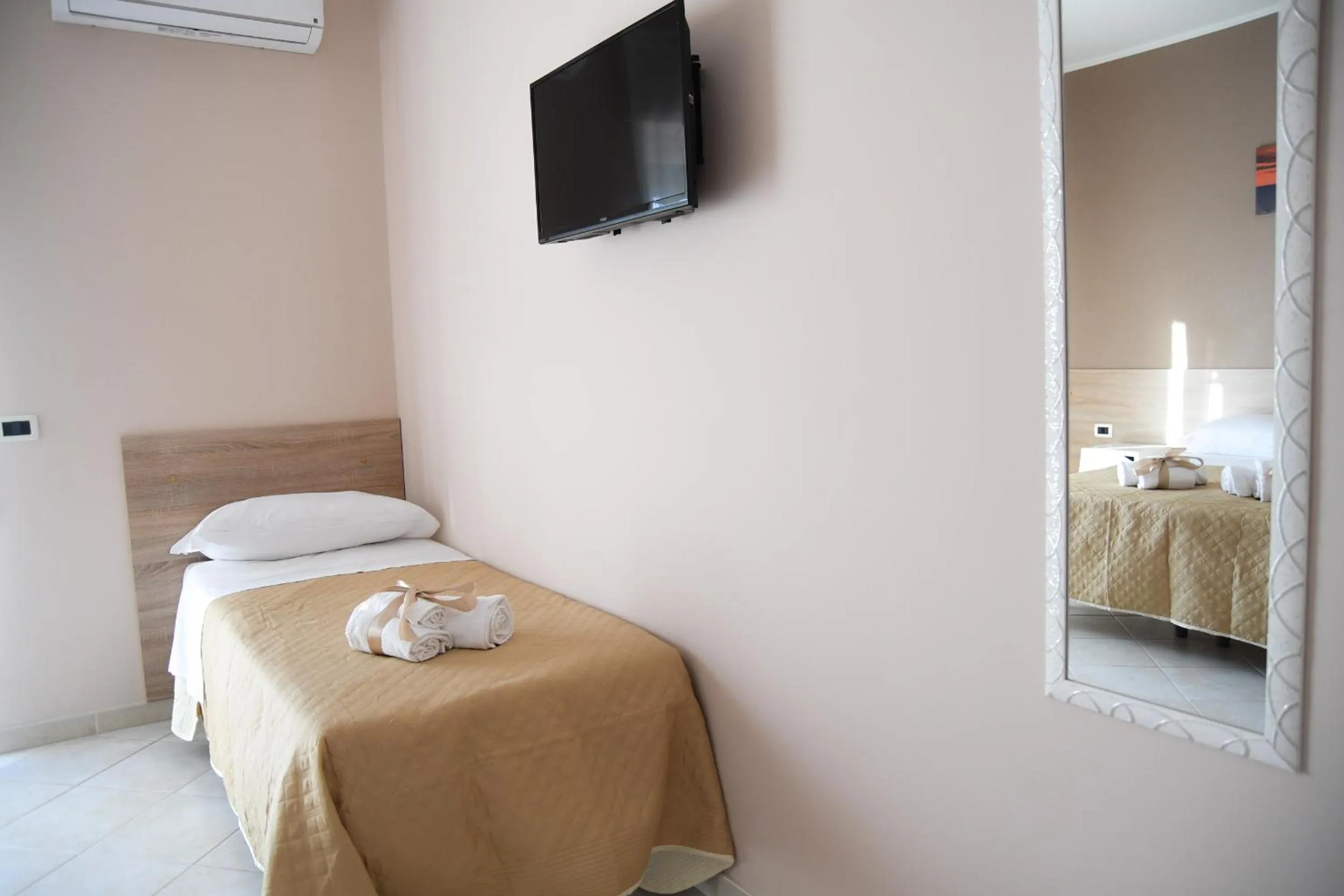 Photo of the whole room, Bed in B&B Lamezia Airport