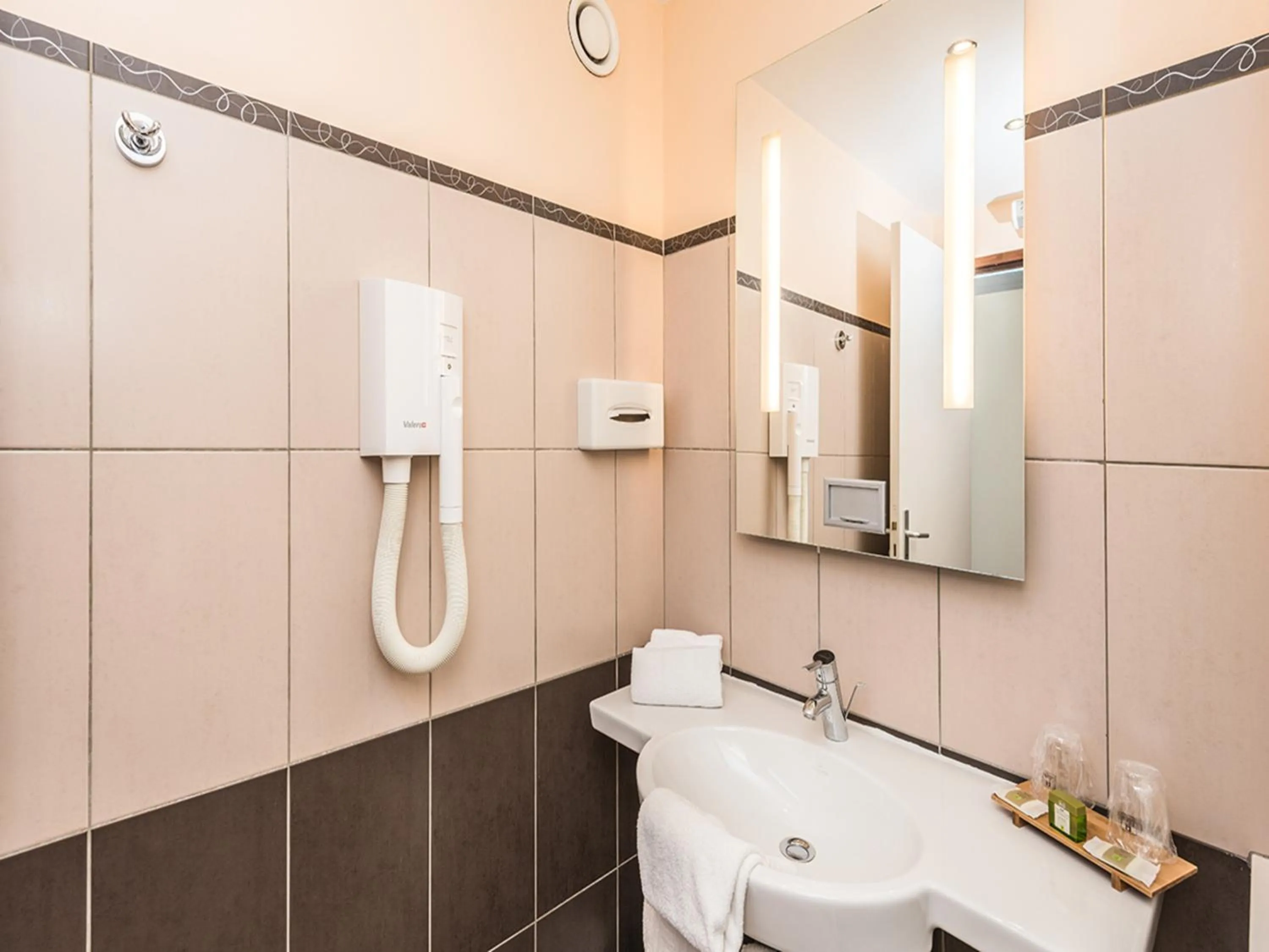 Bathroom in Hostellerie Saint Vincent Beauvais Aeroport