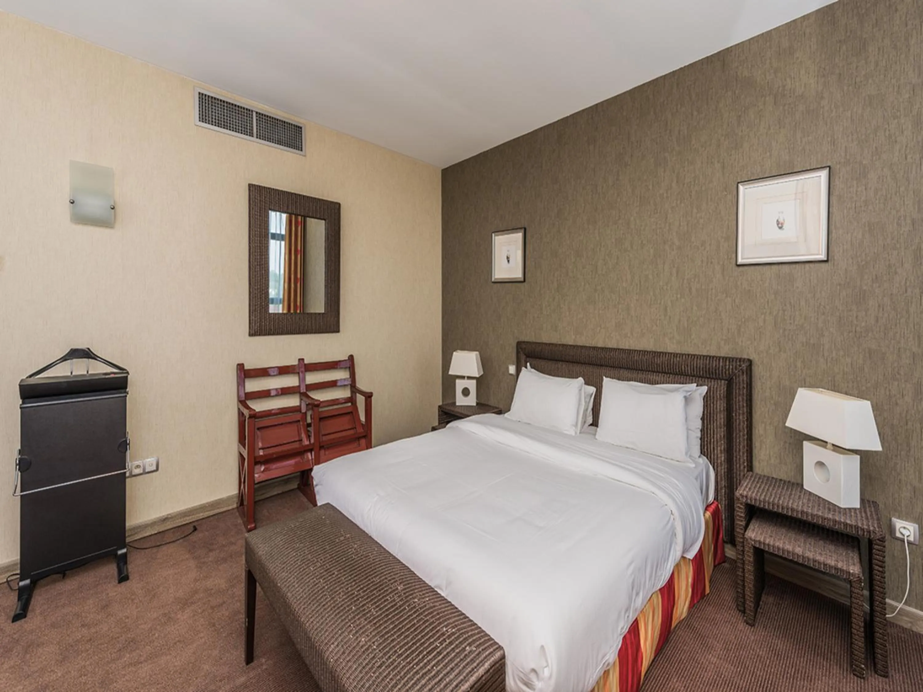 Bedroom, Bed in Hostellerie Saint Vincent Beauvais Aeroport