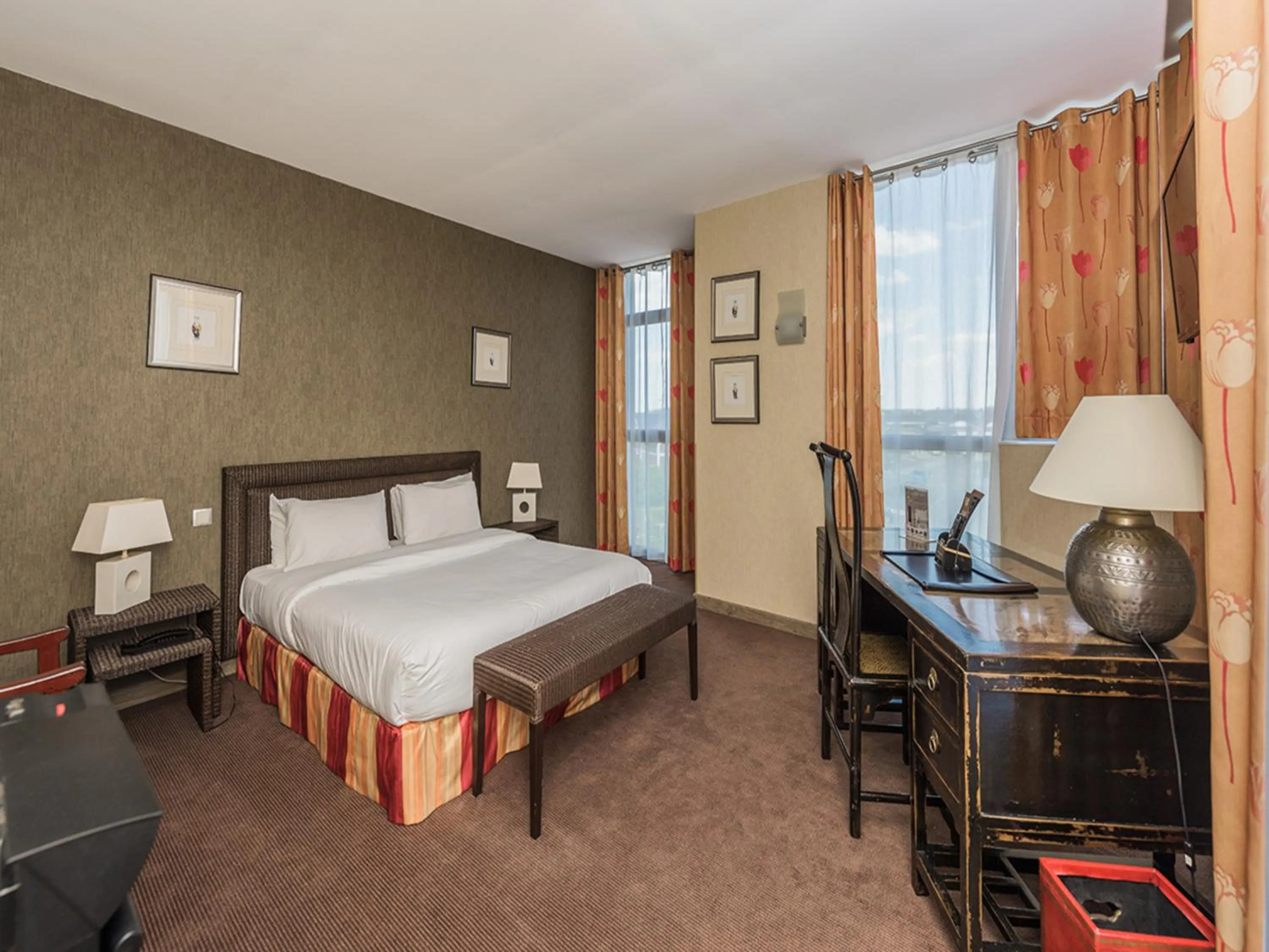 Photo of the whole room, Bed in Hostellerie Saint Vincent Beauvais Aeroport