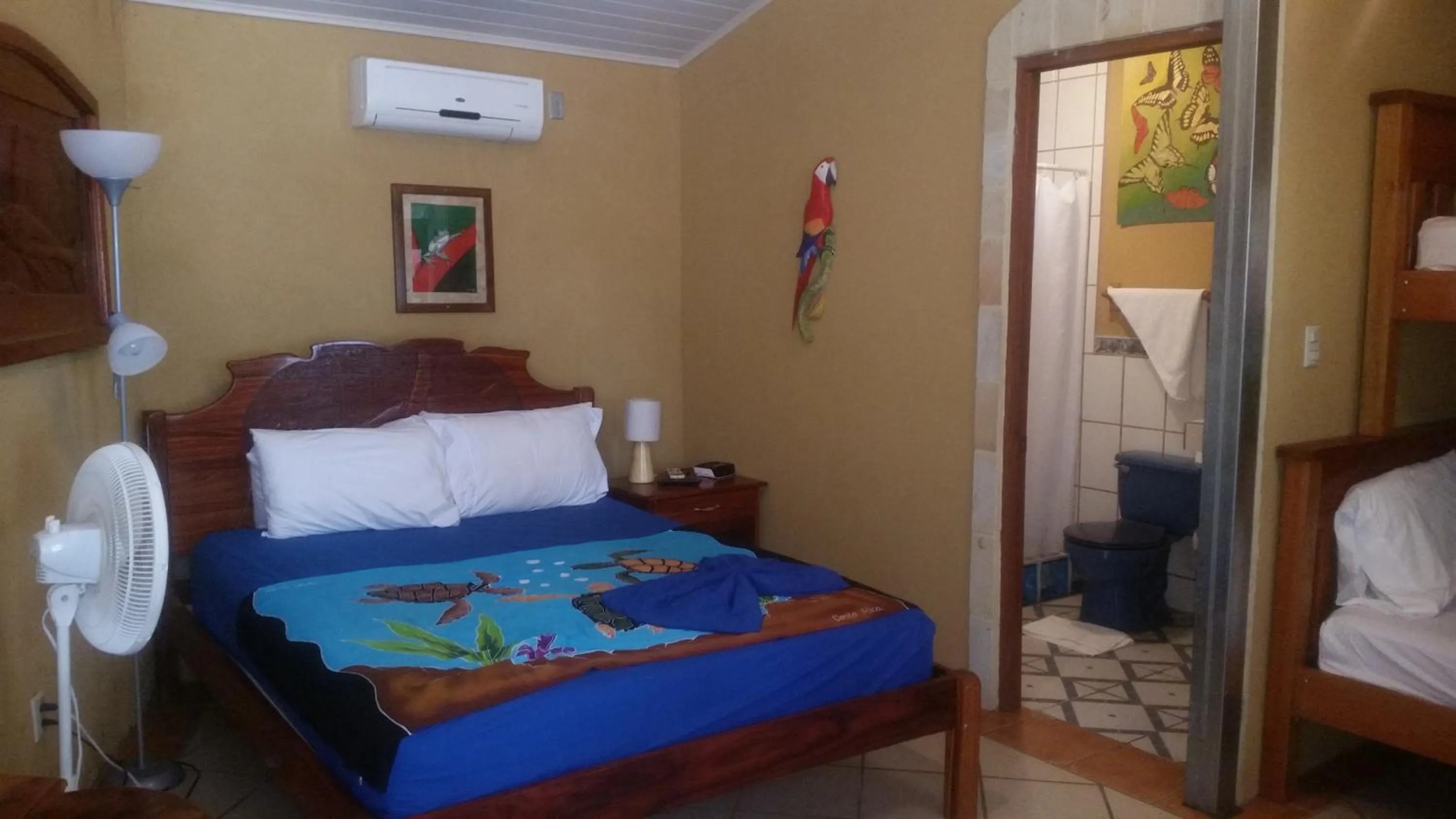 Shower, Bed in Cabinas Jimenez