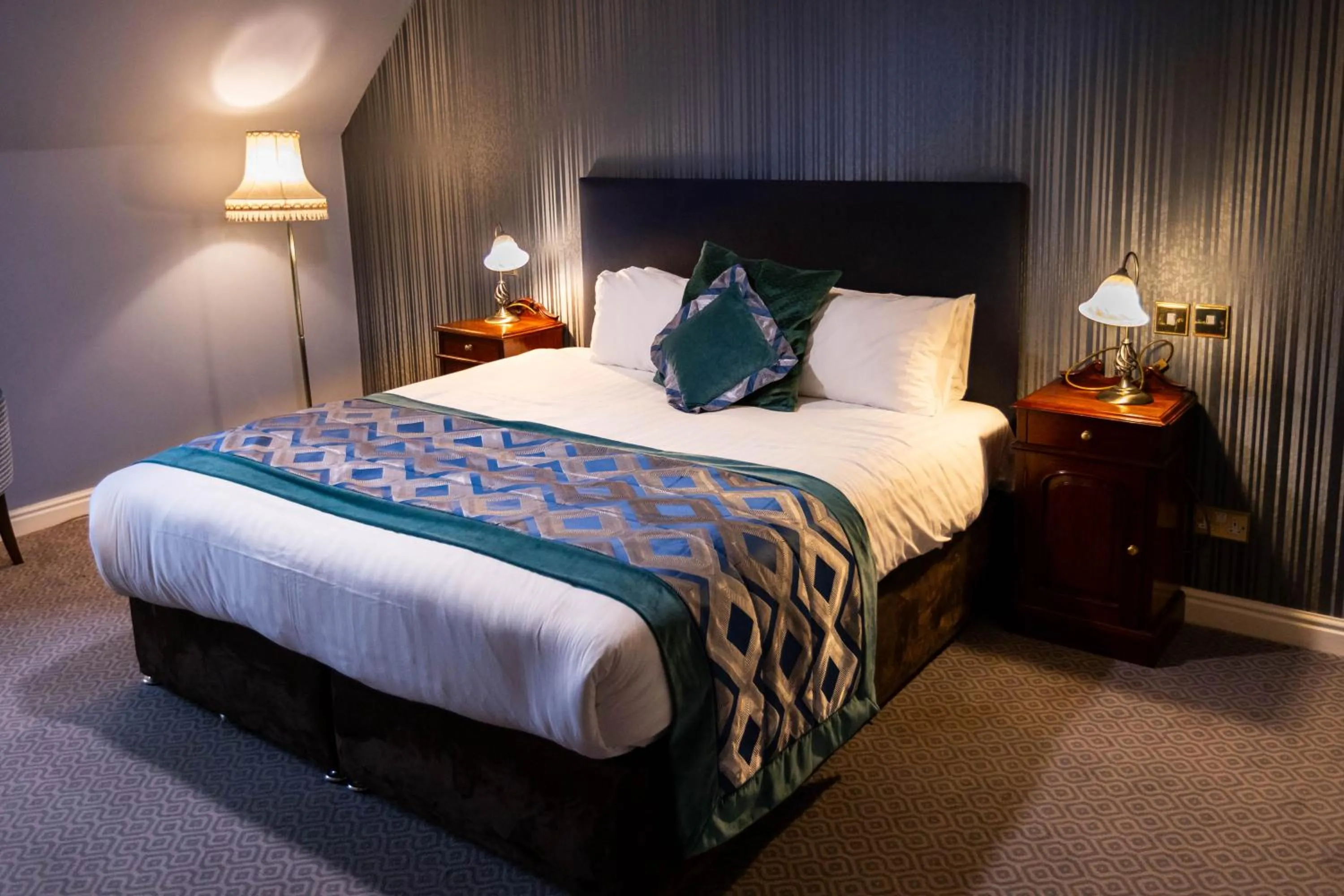 Bedroom, Bed in Mere Court Hotel