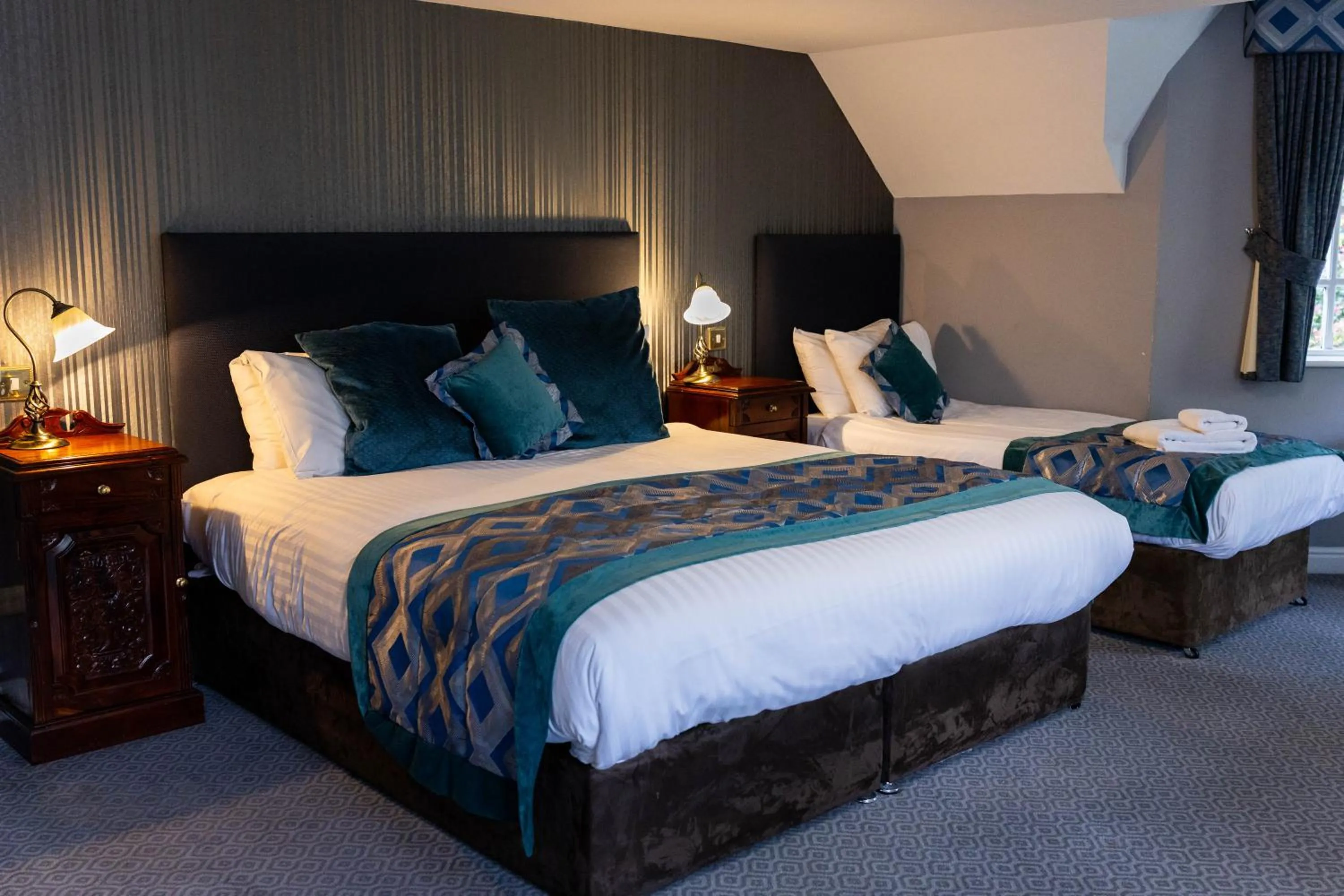 Family, Bed in Mere Court Hotel