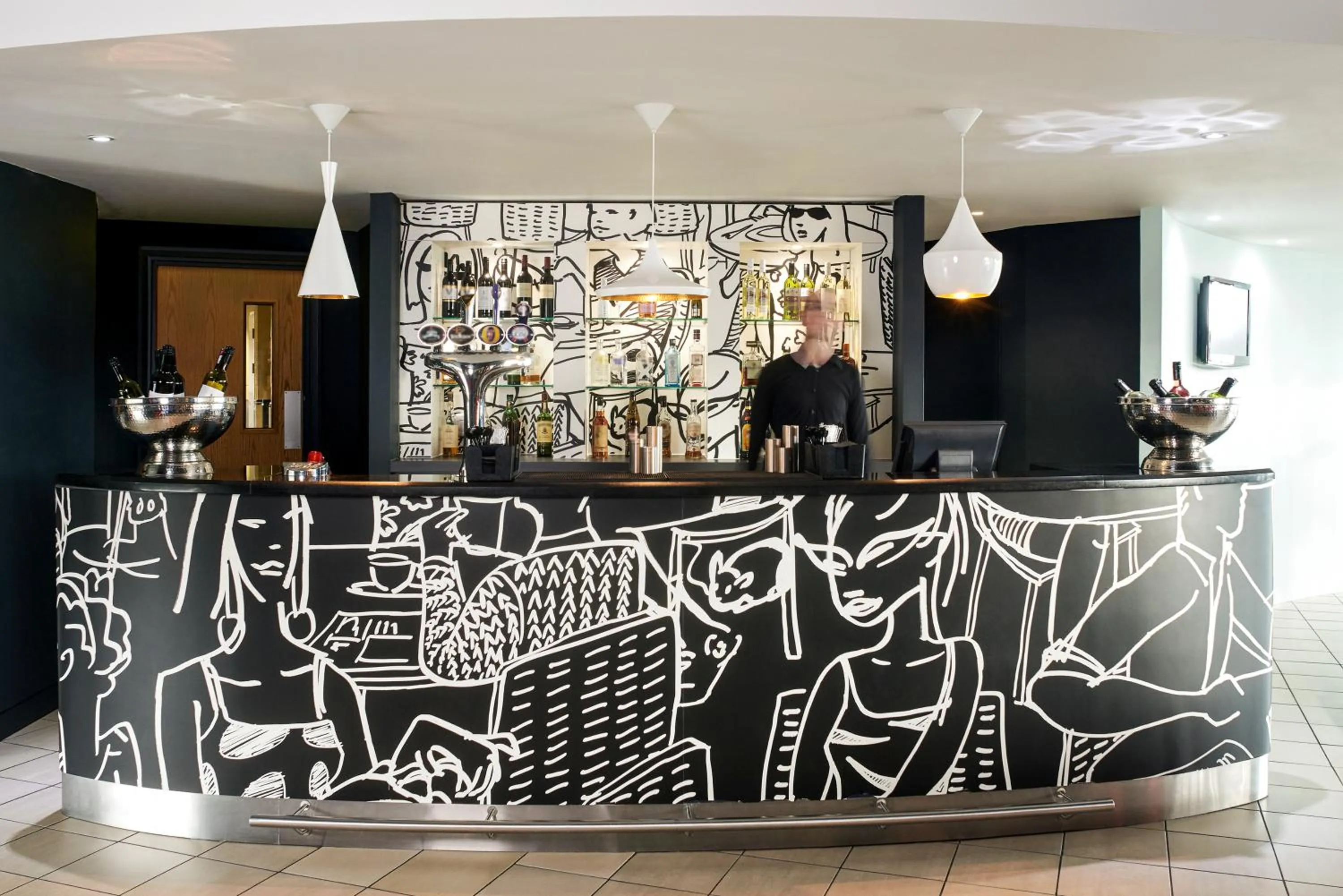 Lounge or bar in ibis Swansea