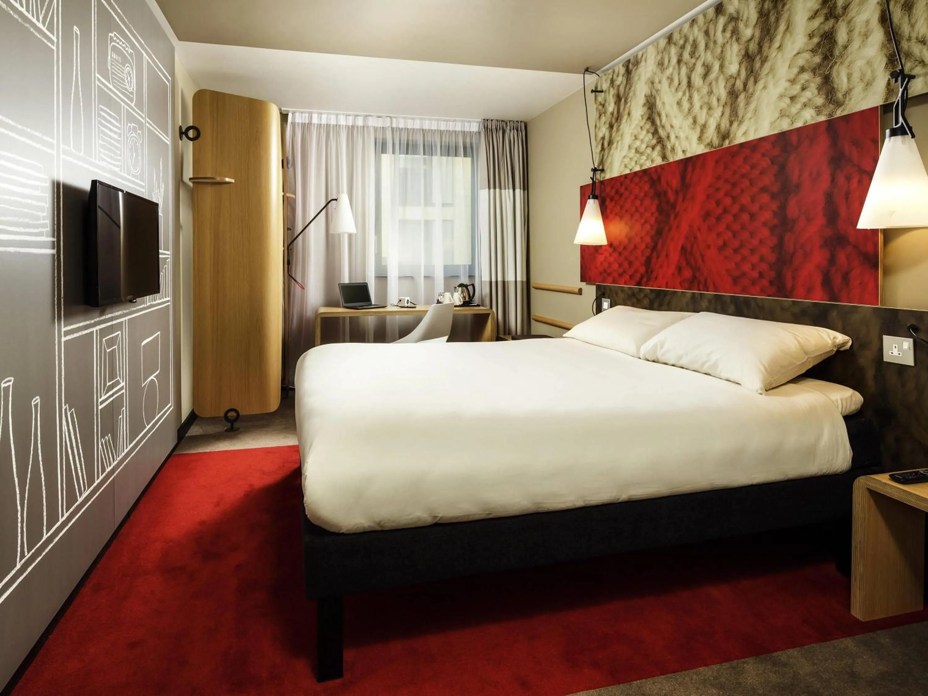 Bedroom, Bed in ibis Swansea