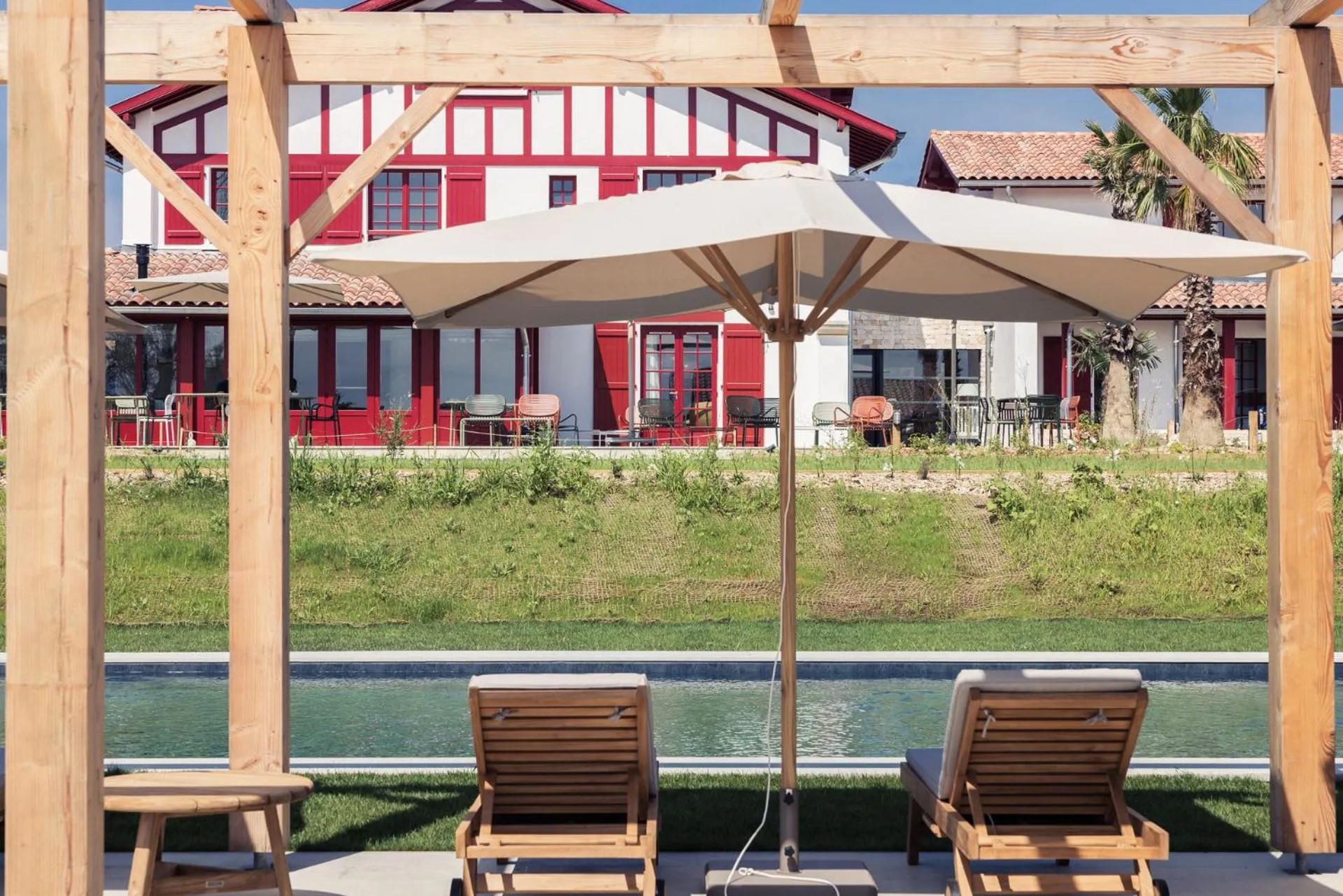 Patio in Hôtel INDARRA & SPA - Piscine