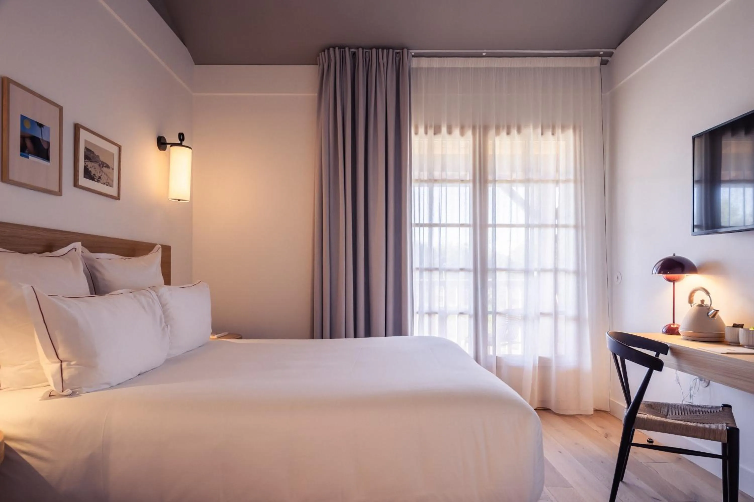 Bedroom, Bed in Hôtel INDARRA & SPA - Piscine