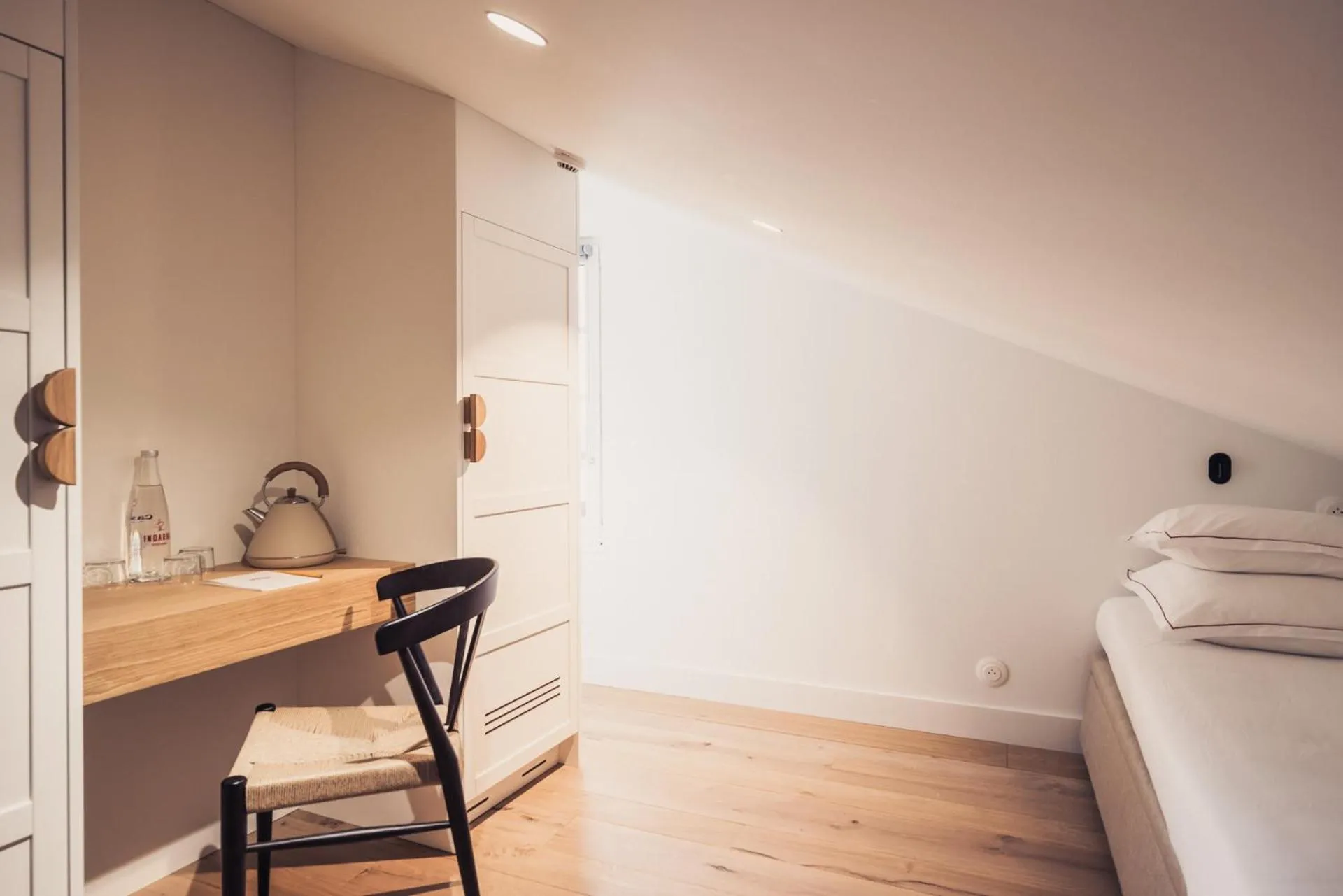 Bed in Hôtel INDARRA & SPA - Piscine