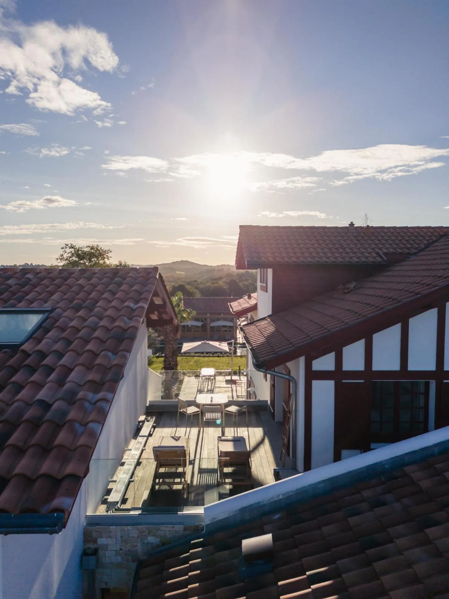 Patio in Hôtel INDARRA & SPA - Piscine