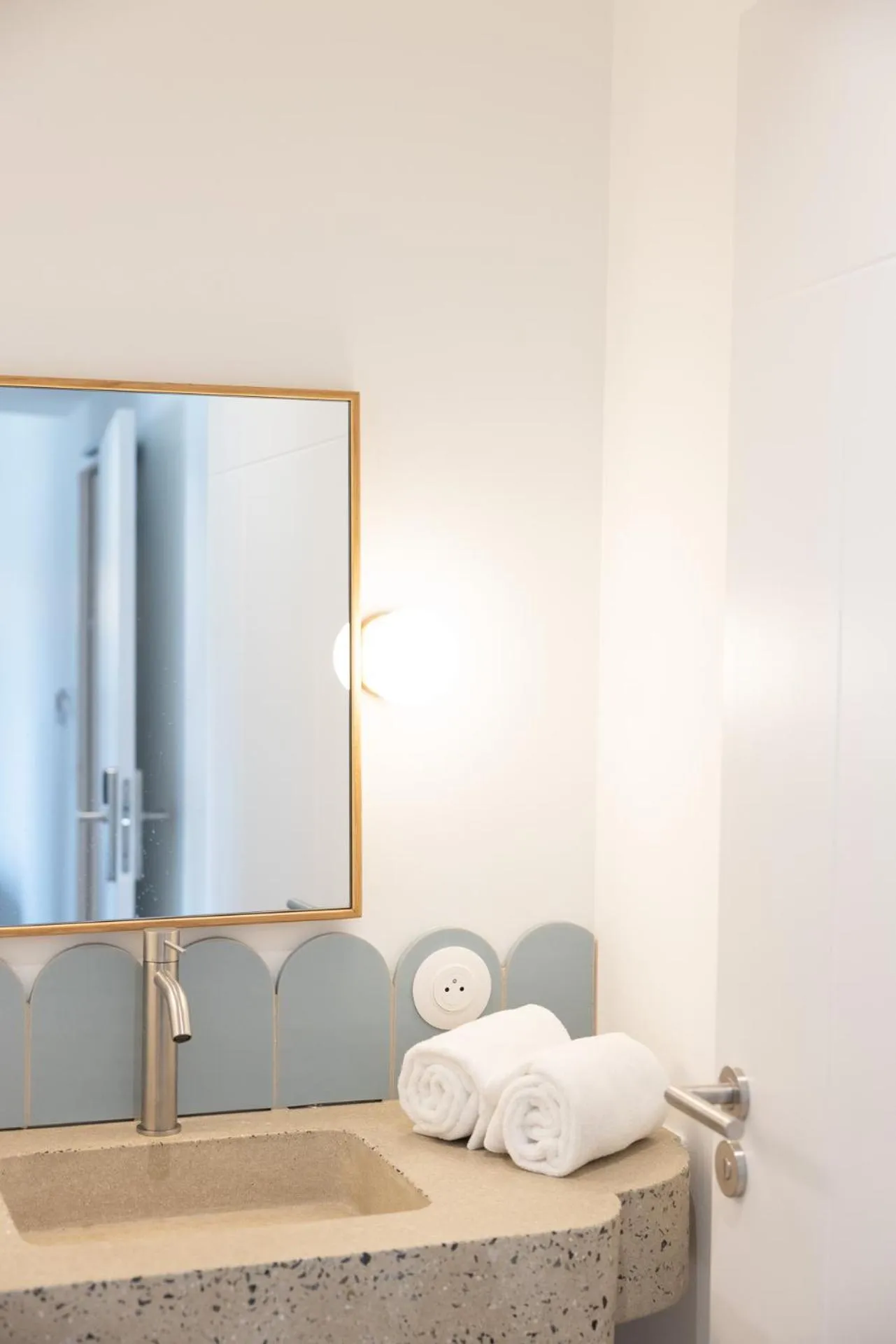 Bathroom in Hôtel INDARRA & SPA - Piscine