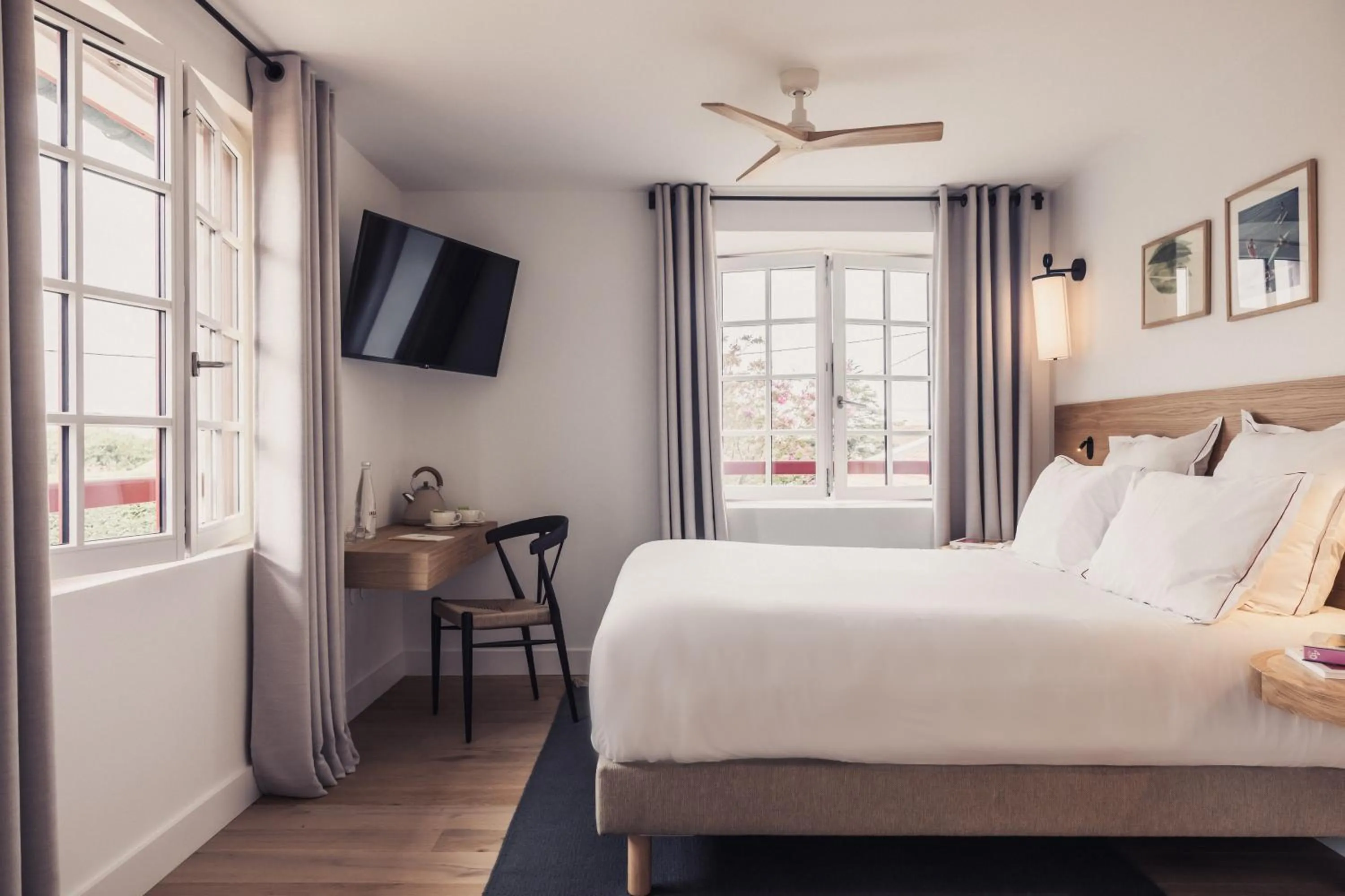 Photo of the whole room, Bed in Hôtel INDARRA & SPA - Piscine