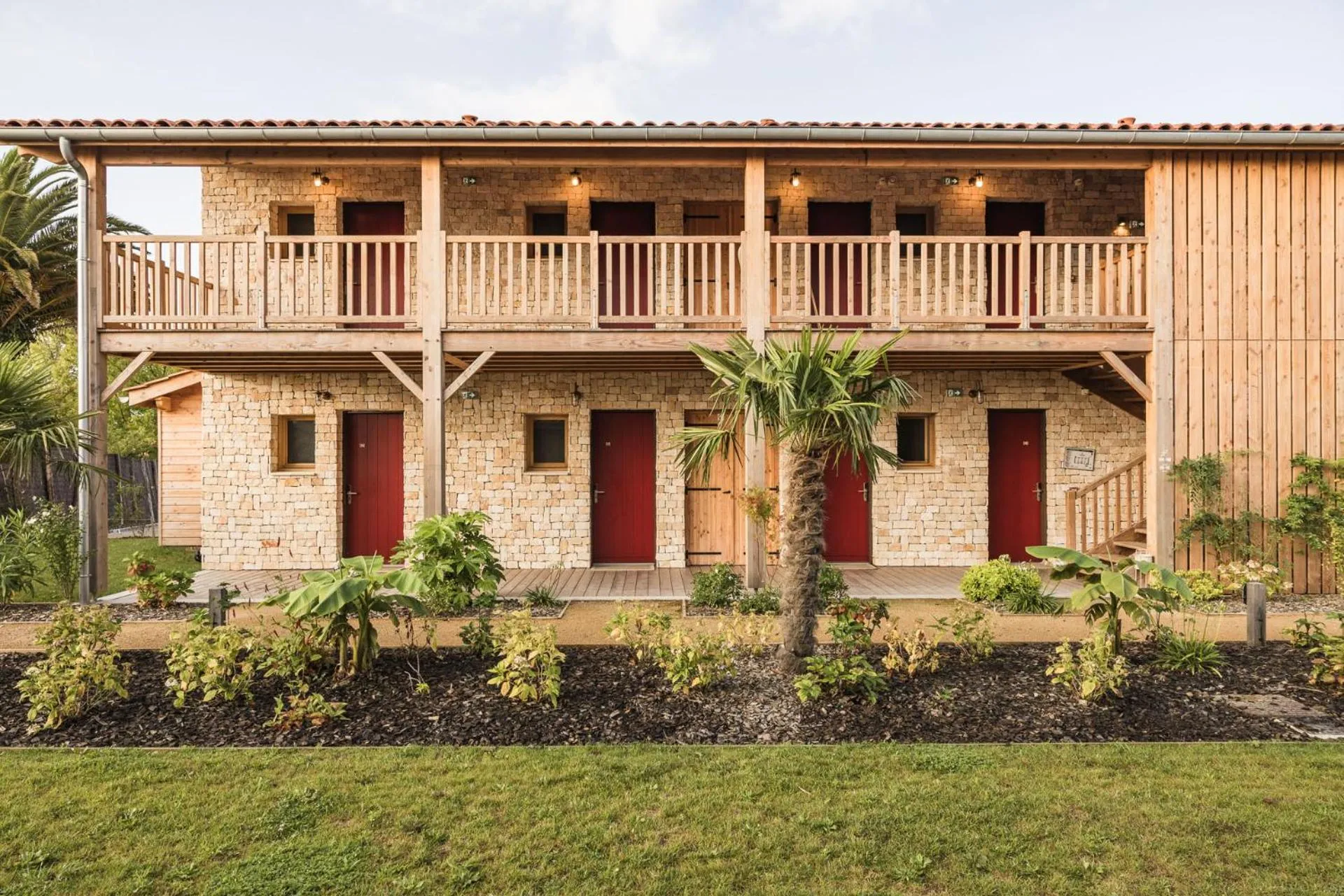 Garden in Hôtel INDARRA & SPA - Piscine