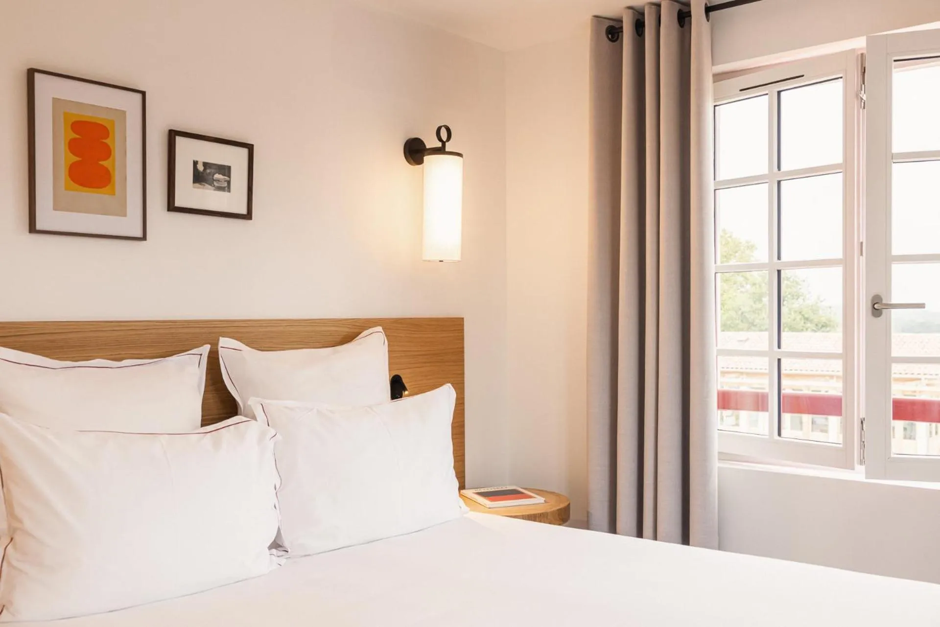 Bed in Hôtel INDARRA & SPA - Piscine