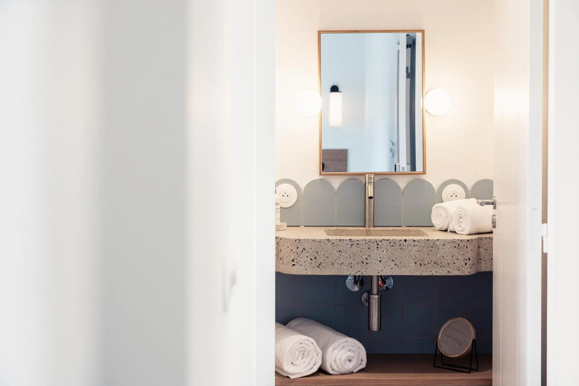 Bathroom in Hôtel INDARRA & SPA - Piscine