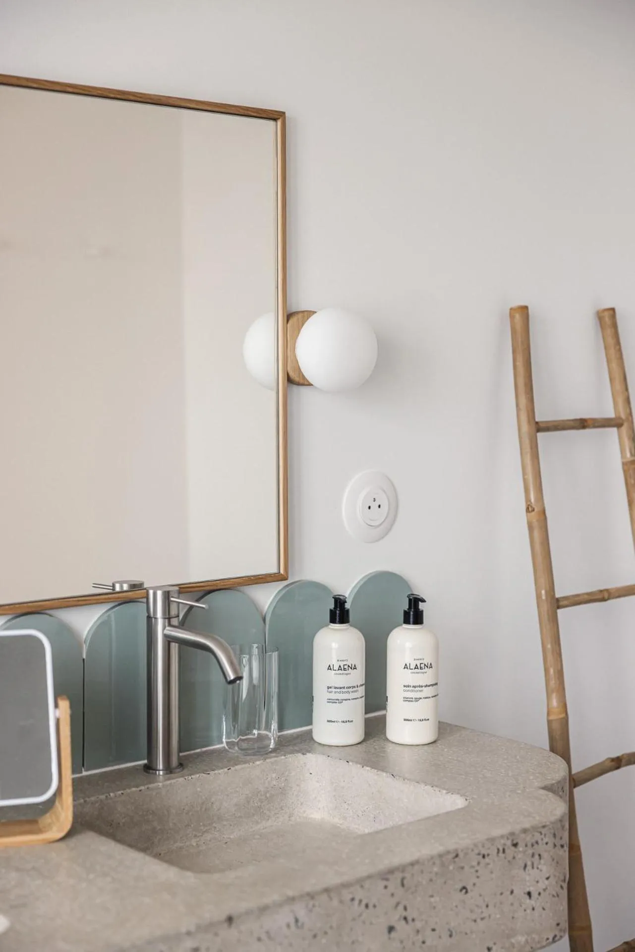 Bathroom in Hôtel INDARRA & SPA - Piscine