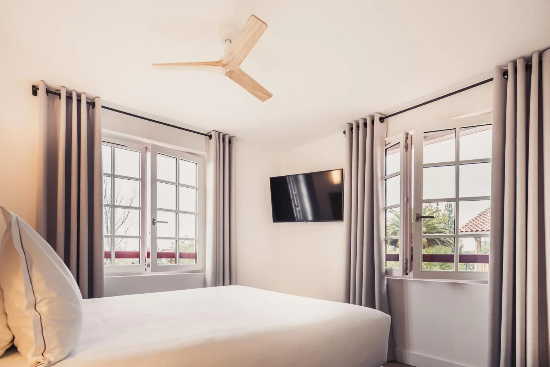 Photo of the whole room, Bed in Hôtel INDARRA & SPA - Piscine