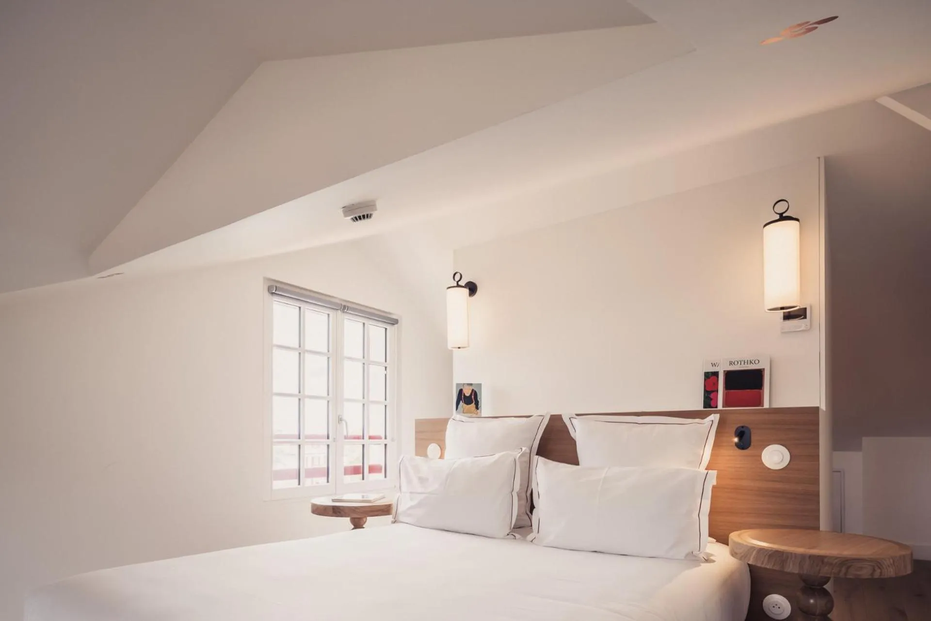 Bed in Hôtel INDARRA & SPA - Piscine