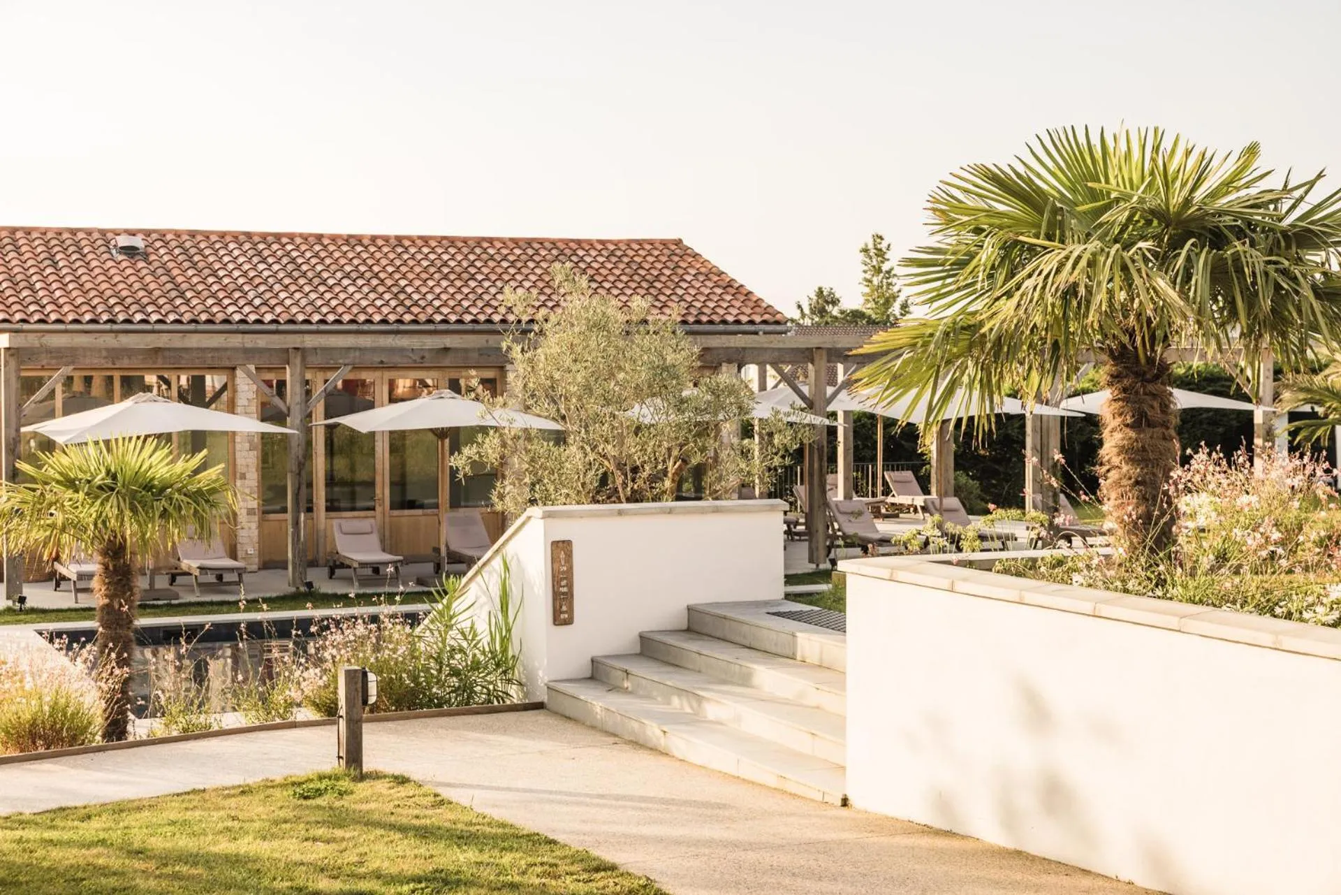 Patio in Hôtel INDARRA & SPA - Piscine