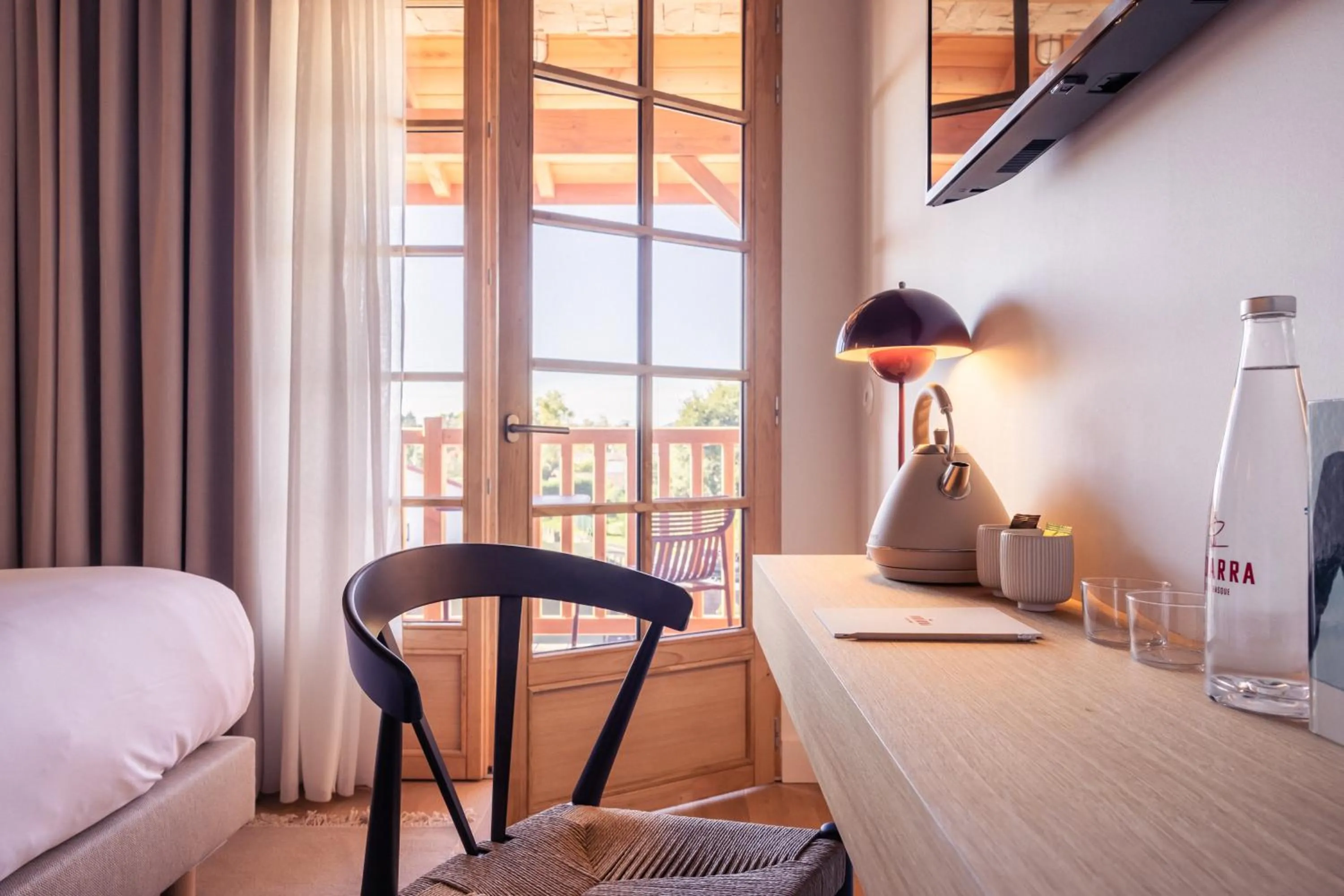 TV and multimedia, Bed in Hôtel INDARRA & SPA - Piscine