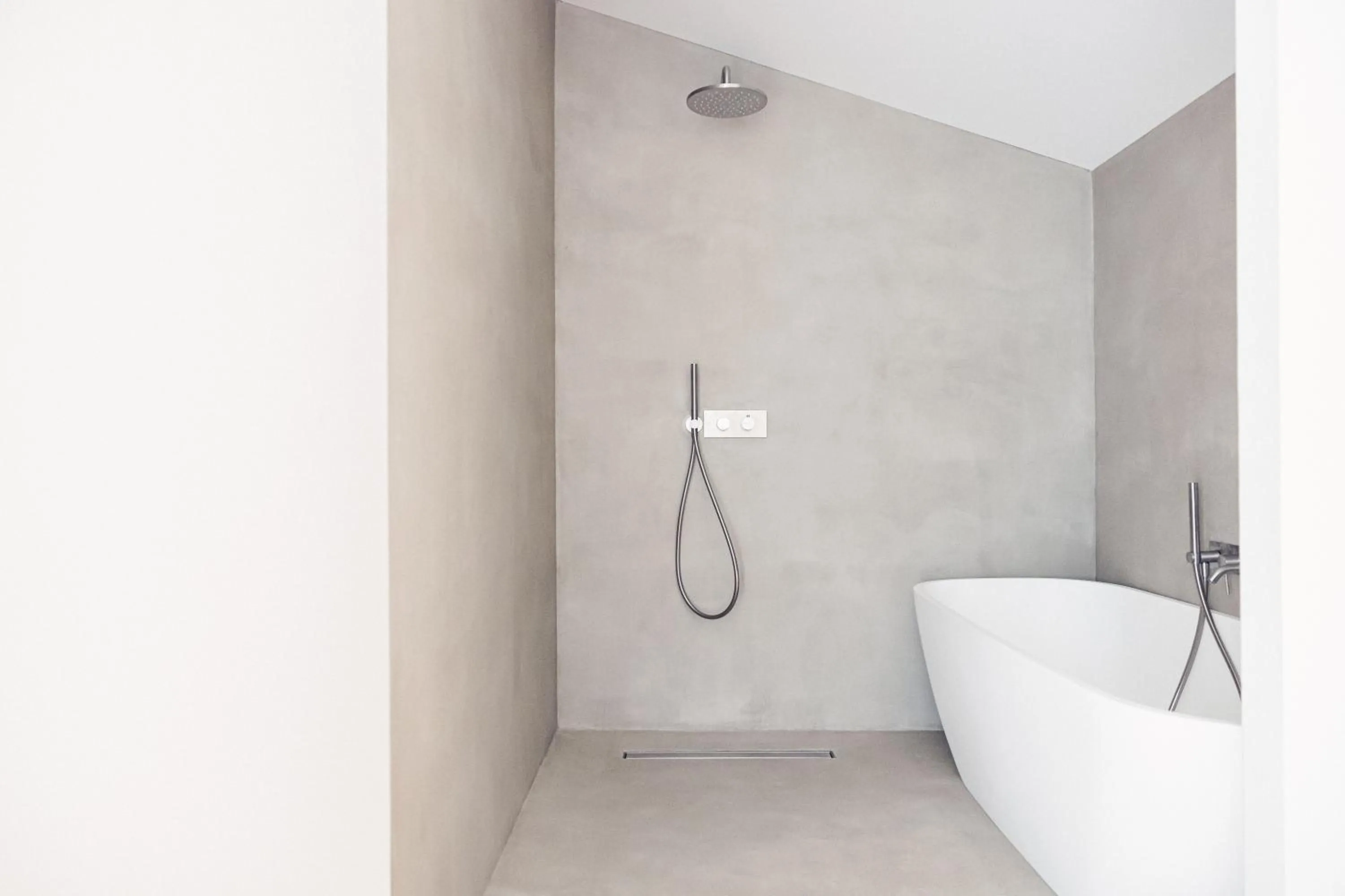 Shower in Hôtel INDARRA & SPA - Piscine