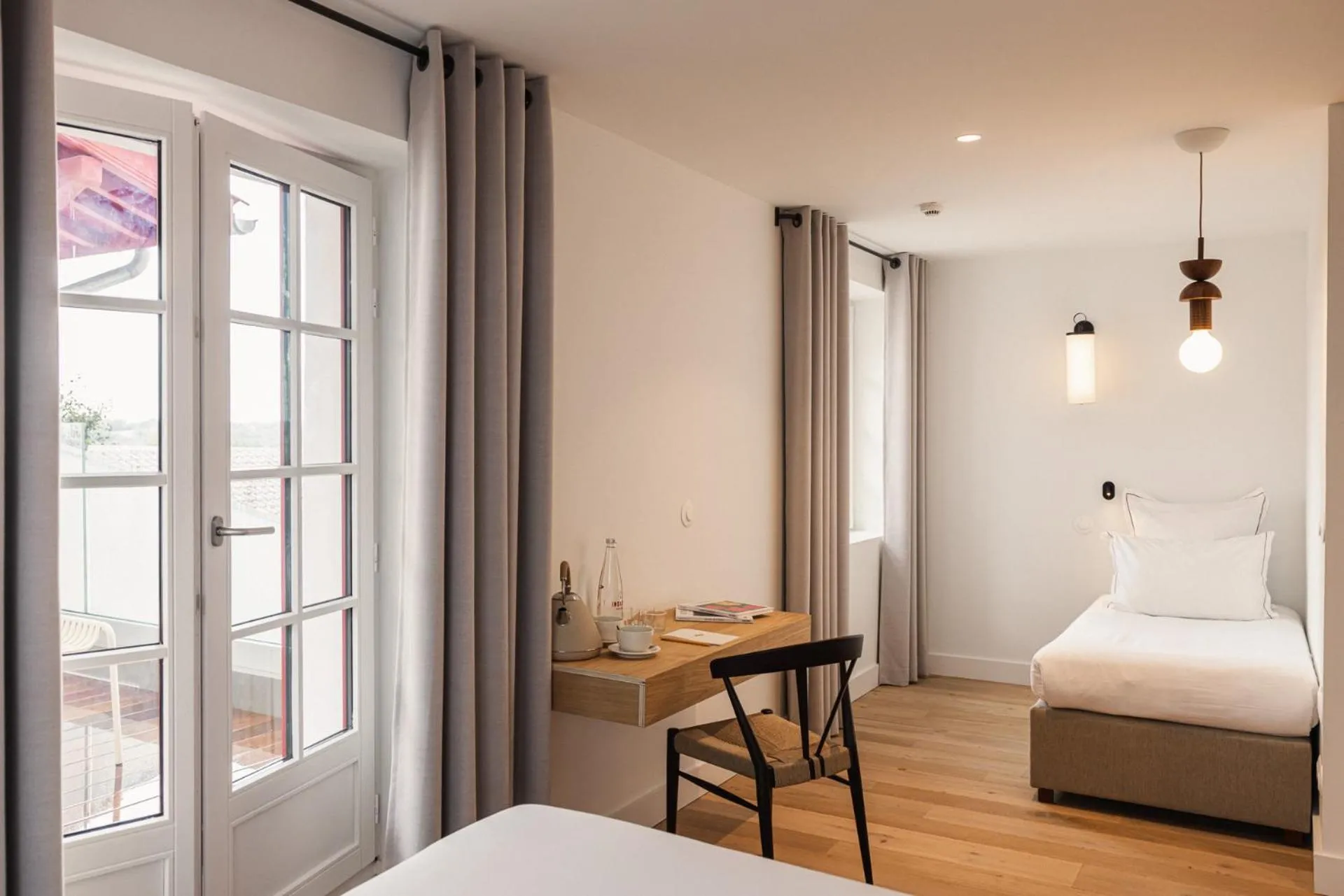 Bed in Hôtel INDARRA & SPA - Piscine