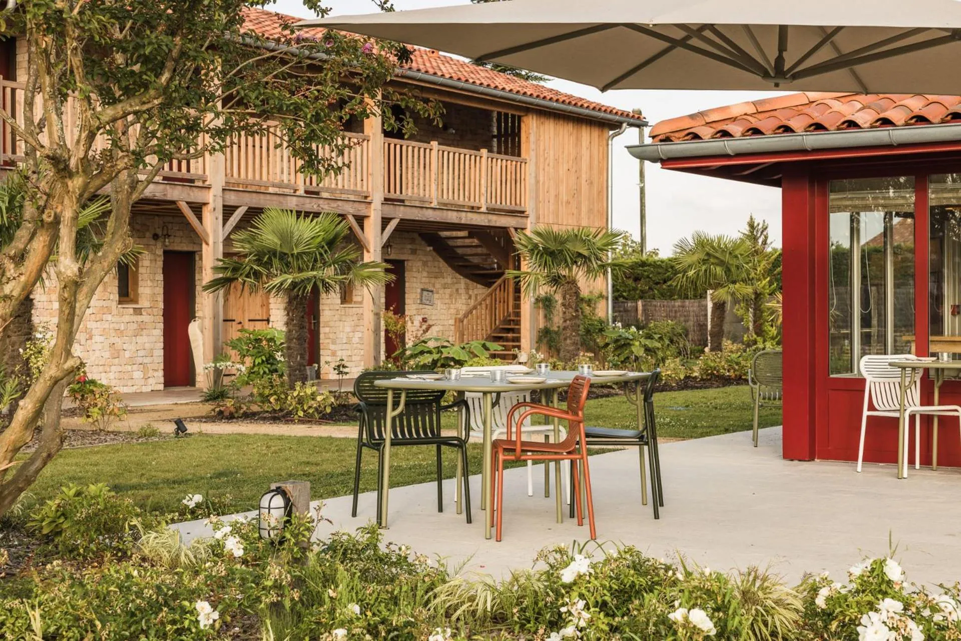 Patio in Hôtel INDARRA & SPA - Piscine