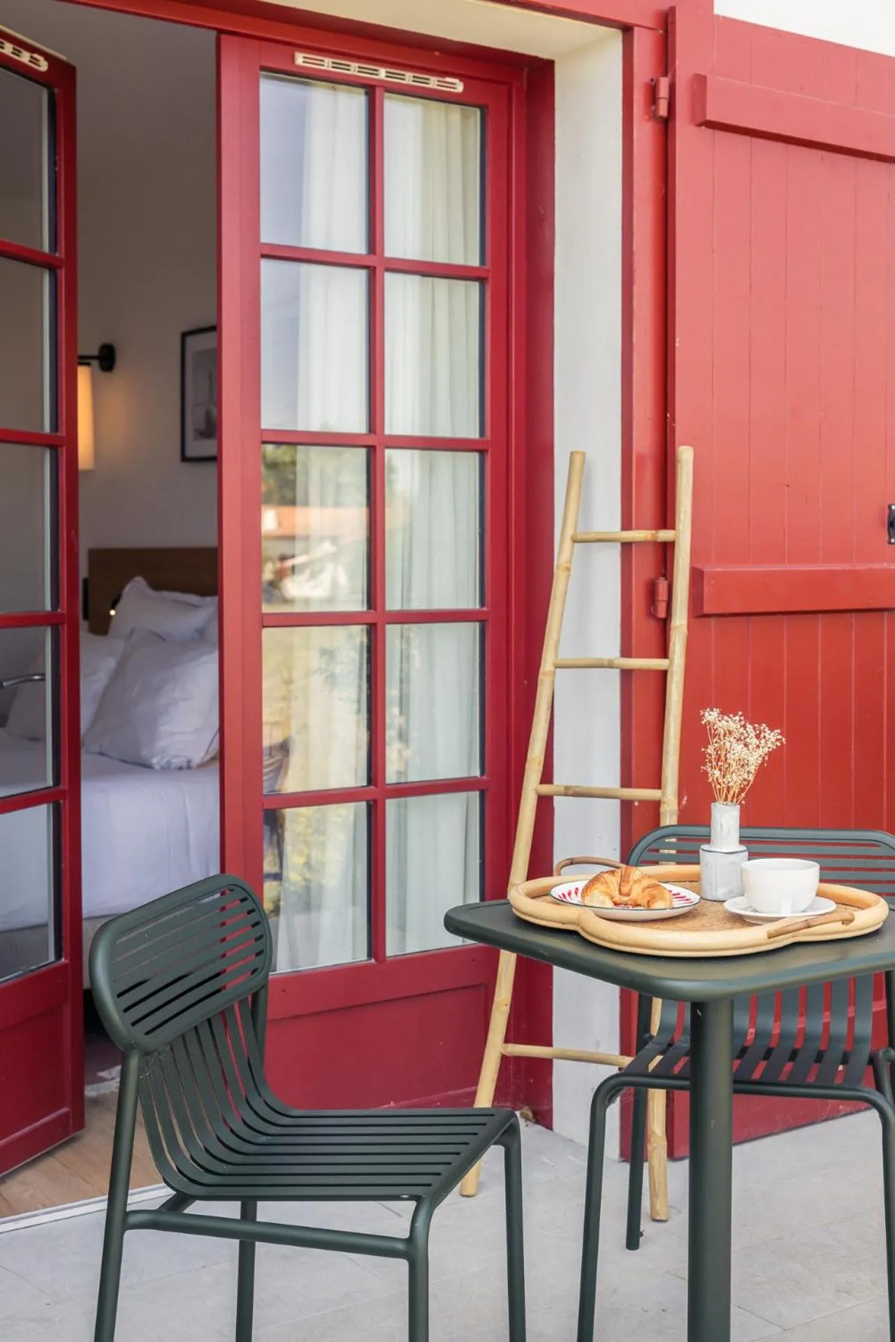 Balcony/Terrace in Hôtel INDARRA & SPA - Piscine