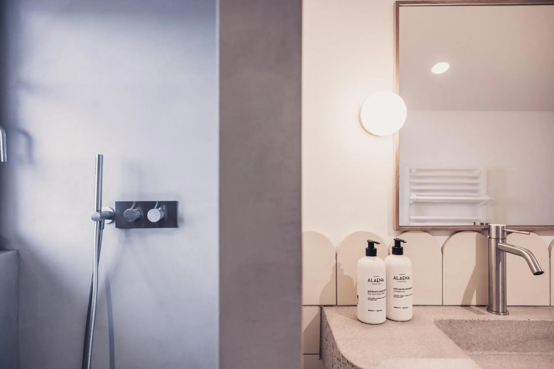 Shower in Hôtel INDARRA & SPA - Piscine