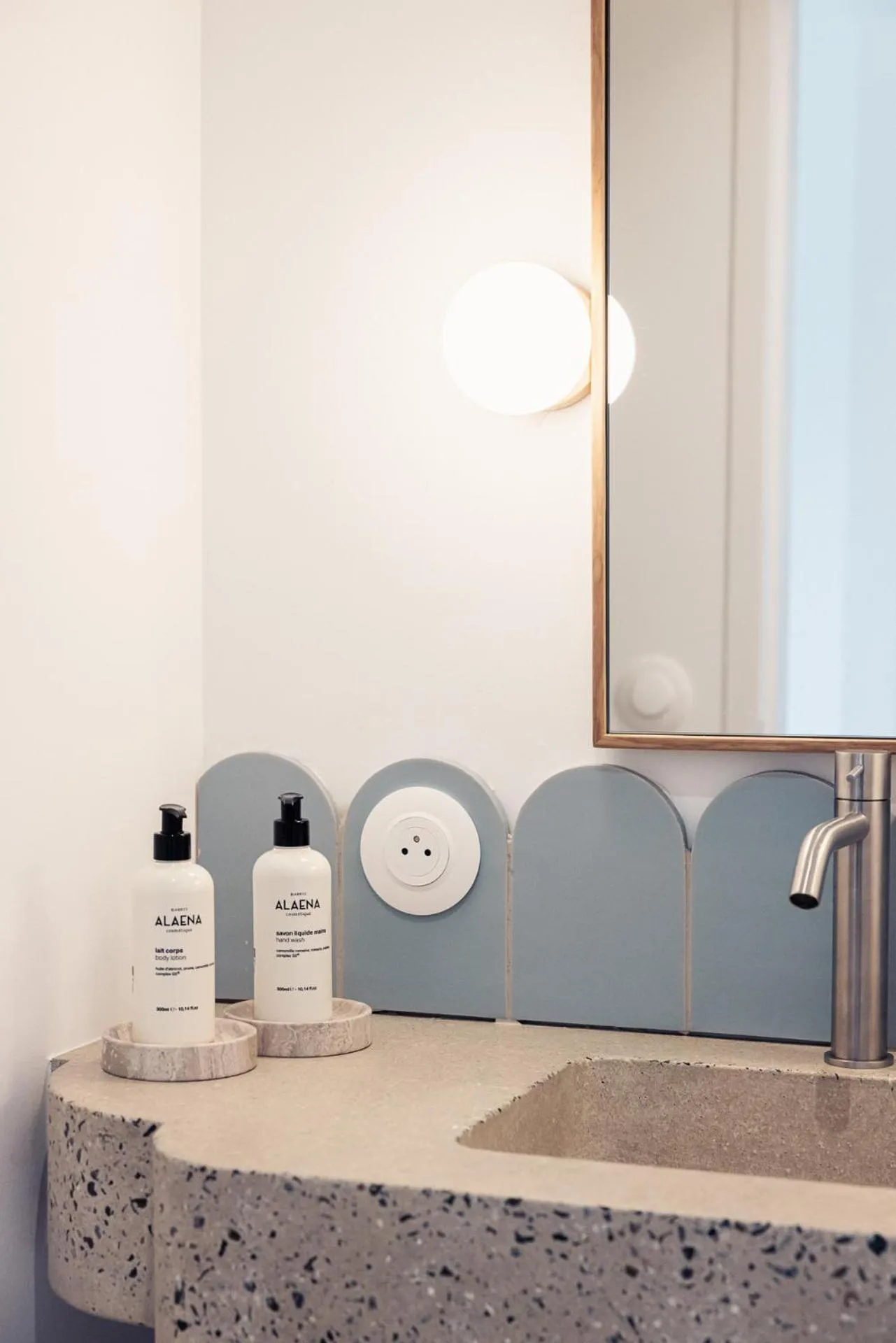 Bathroom in Hôtel INDARRA & SPA - Piscine