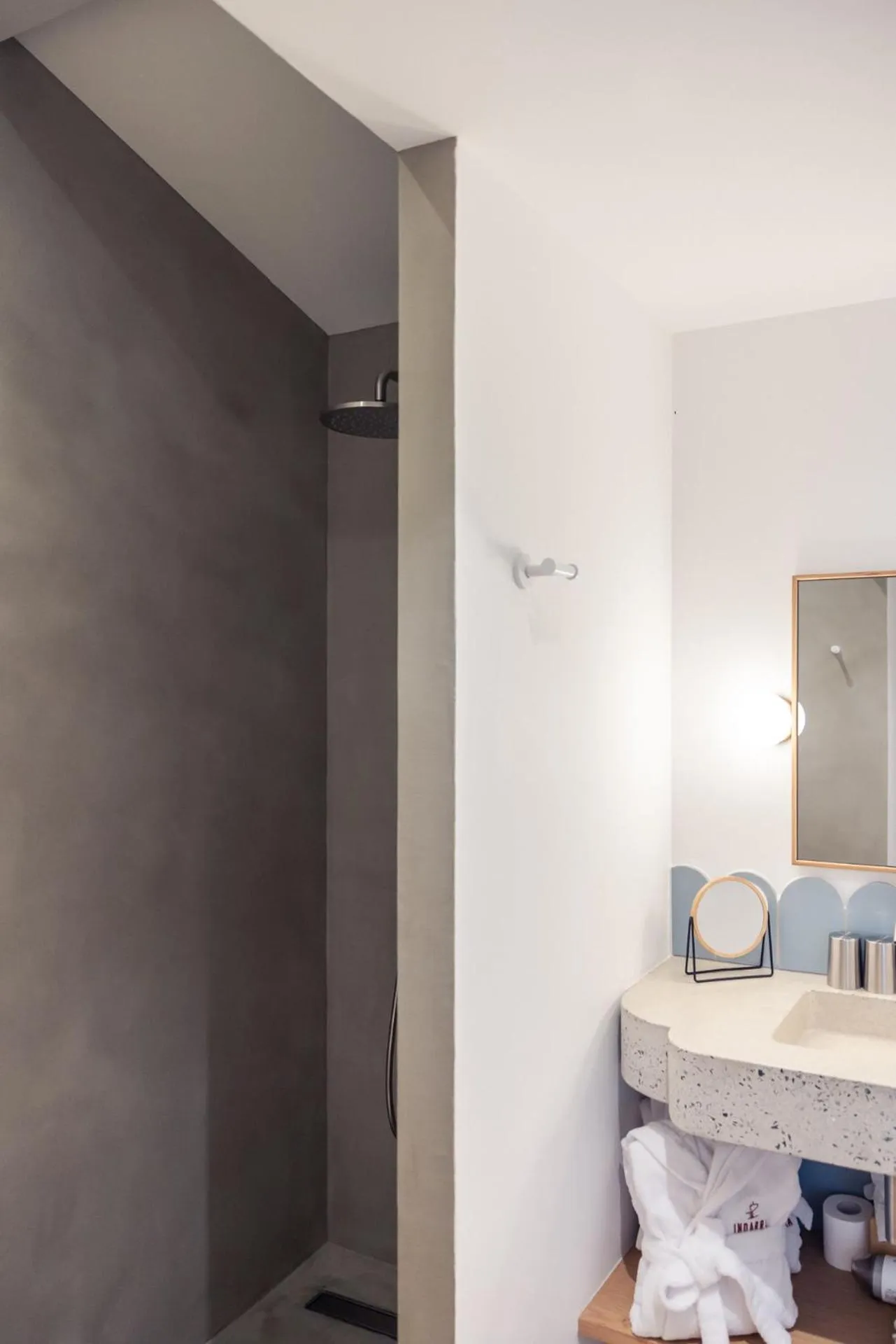 Bathroom in Hôtel INDARRA & SPA - Piscine