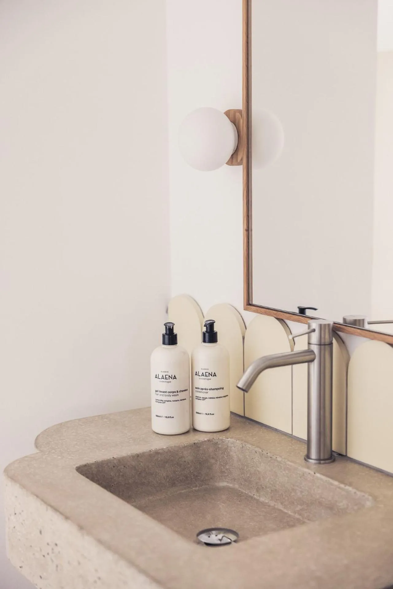 Bathroom in Hôtel INDARRA & SPA - Piscine