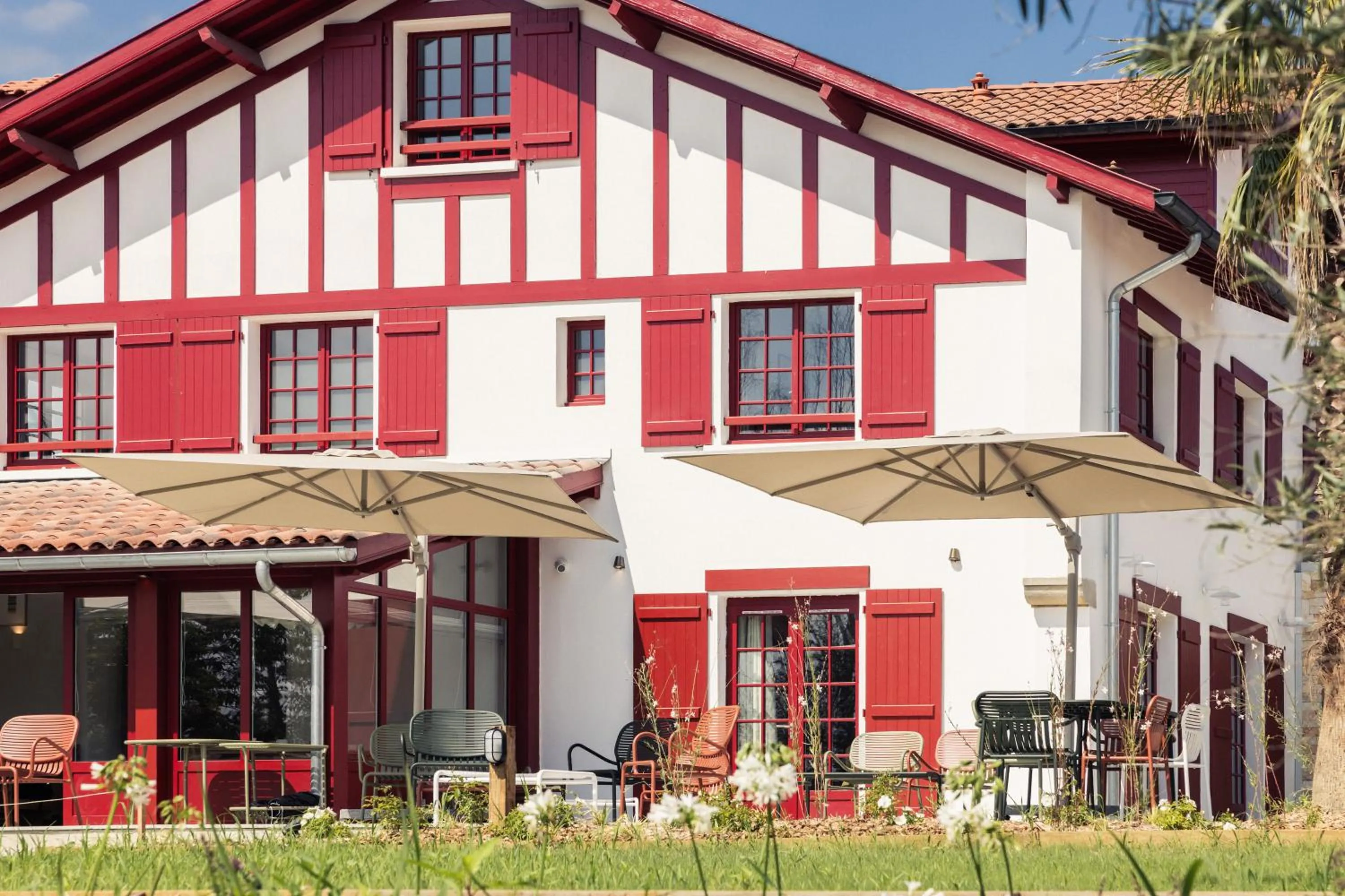 Property building in Hôtel INDARRA & SPA - Piscine