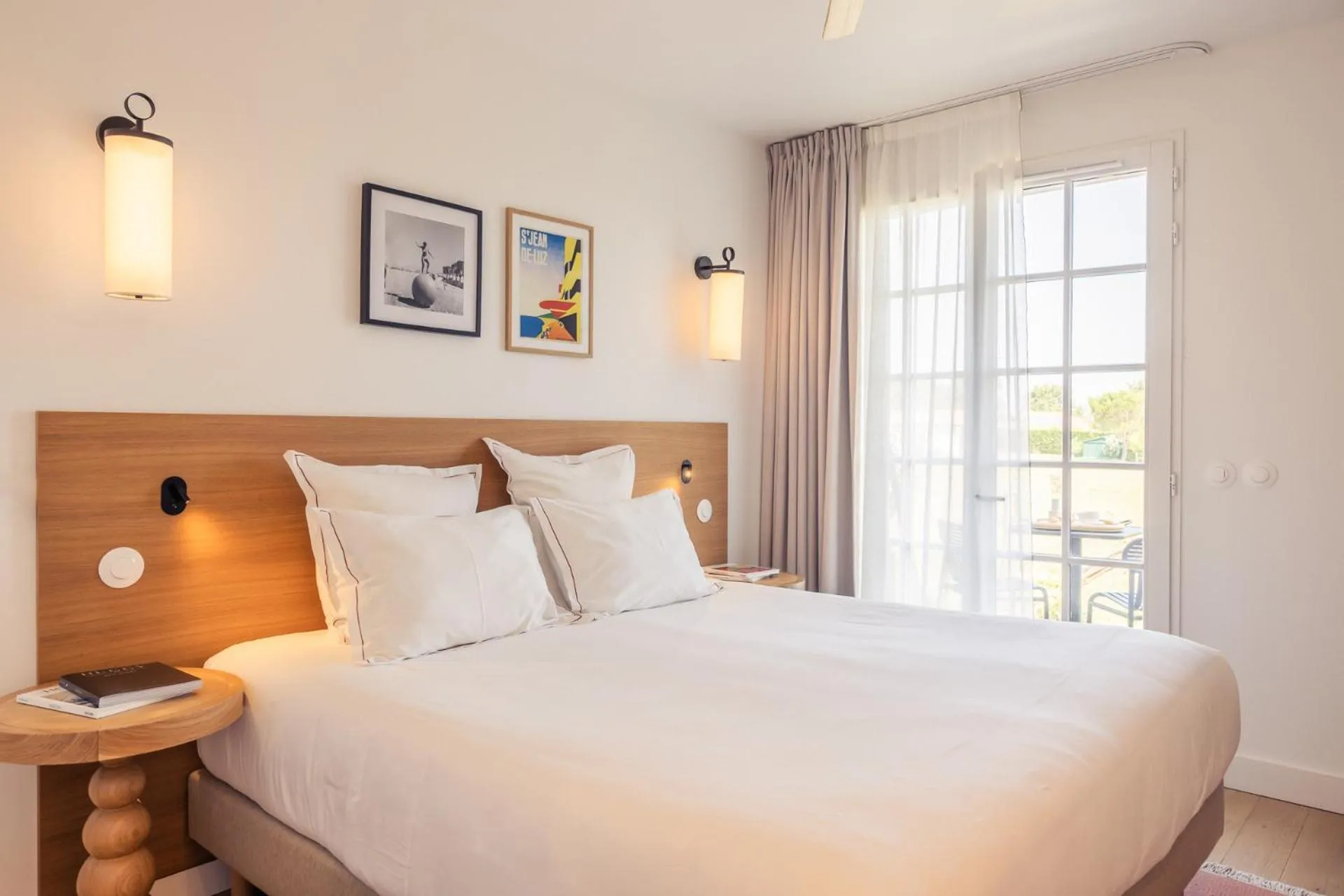 Bed in Hôtel INDARRA & SPA - Piscine