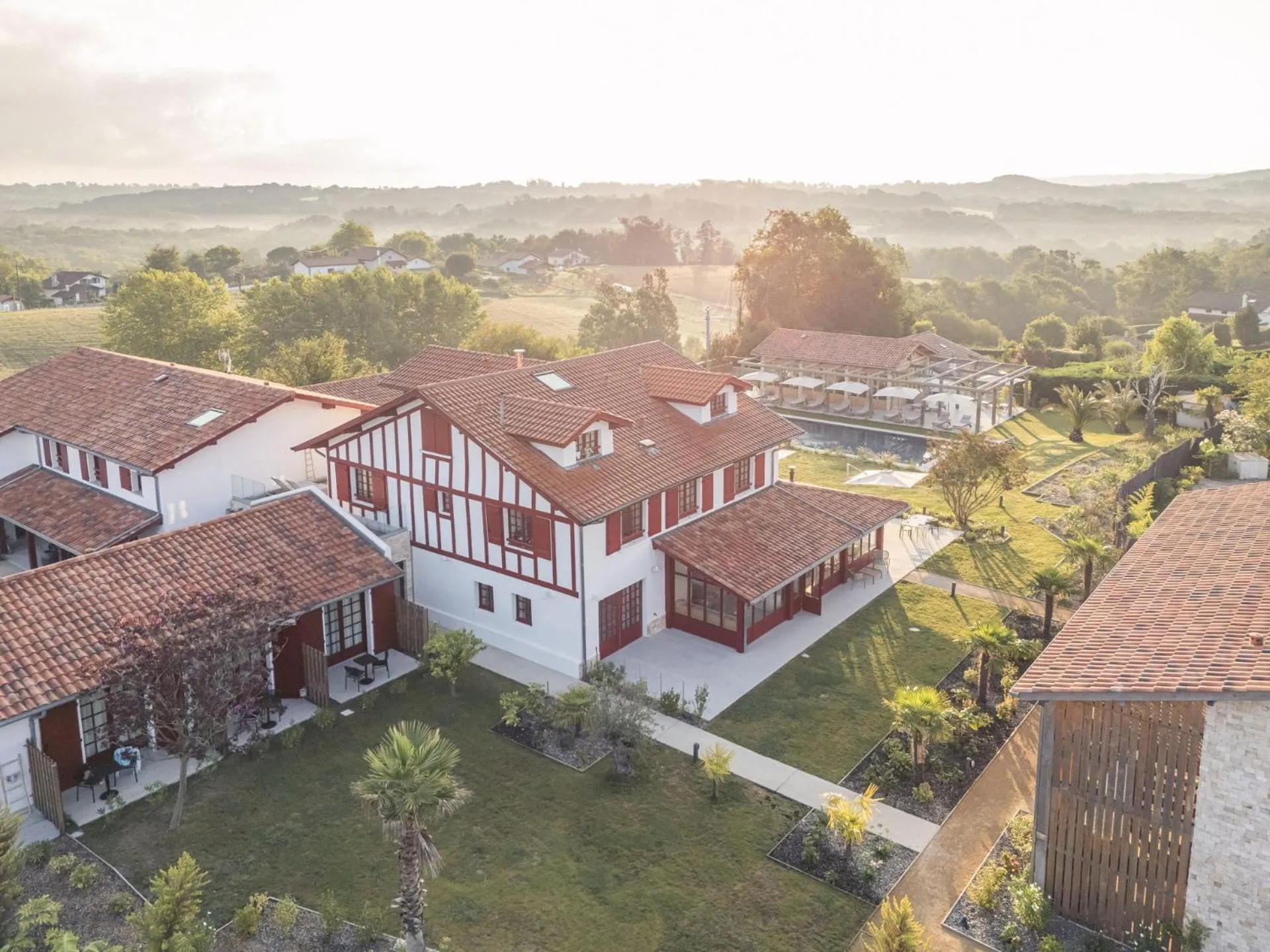 Property building in Hôtel INDARRA & SPA - Piscine