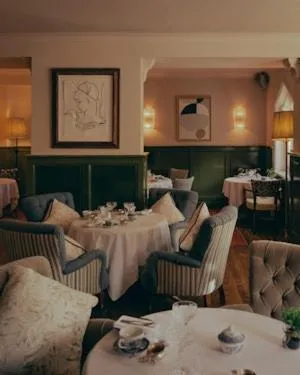 Restaurant/places to eat in Oakley Court