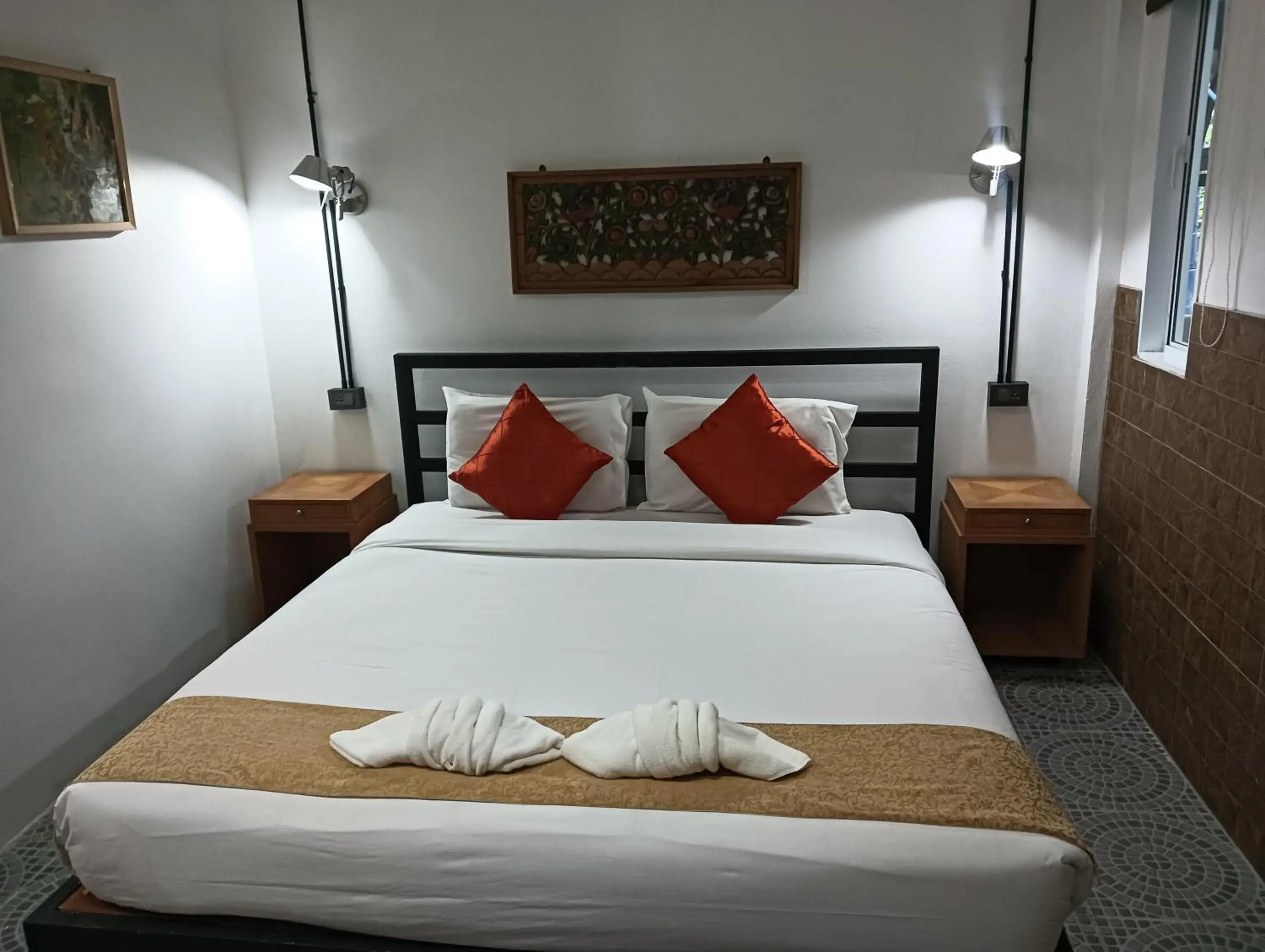 Deluxe Double Room in White Jail at Koh Tao Hostel Deluxe Double Room in White Jail at Koh Tao Hostel