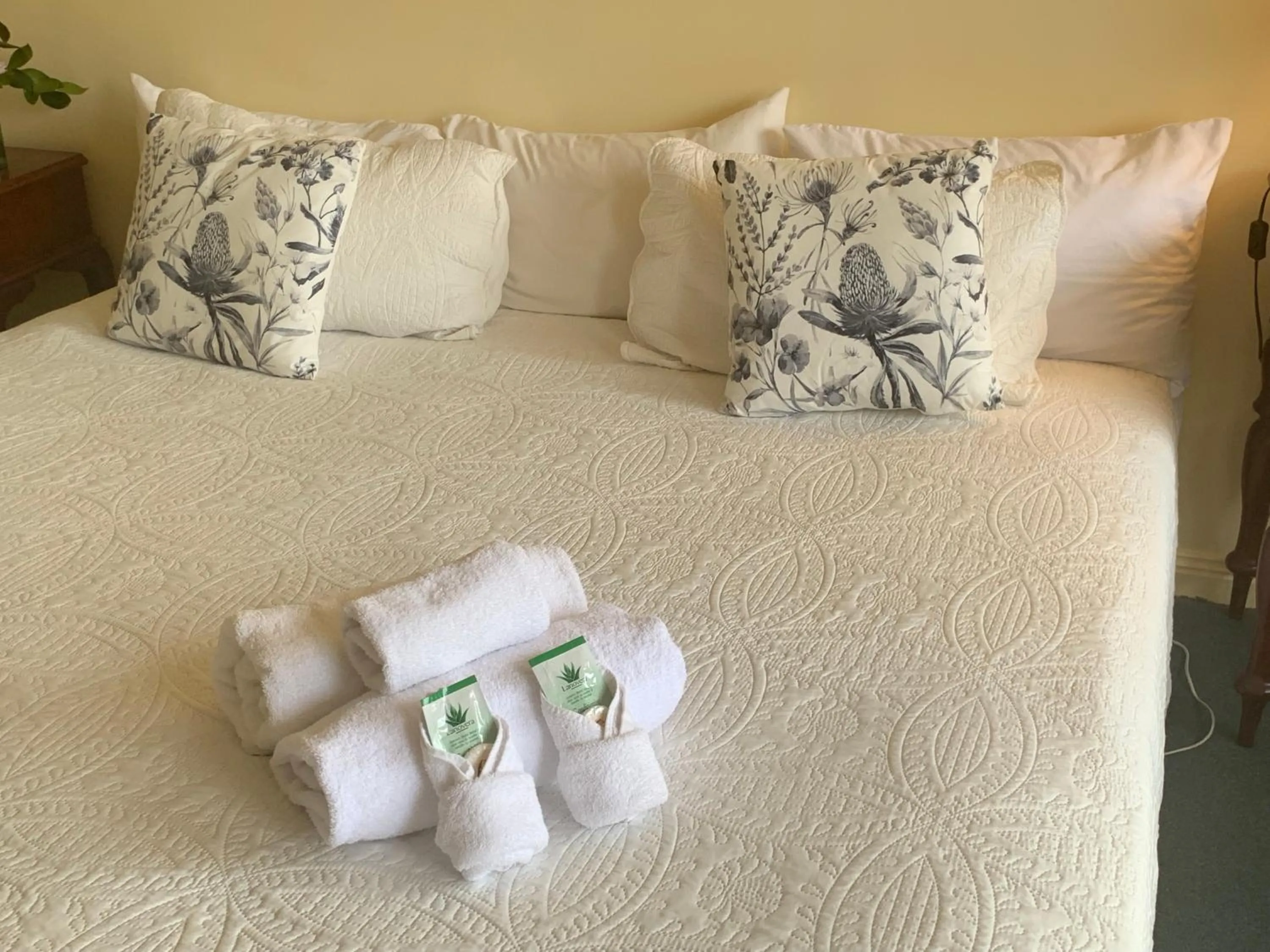 Bed in Temora Motel - UNDER NEW MANAGEMENT