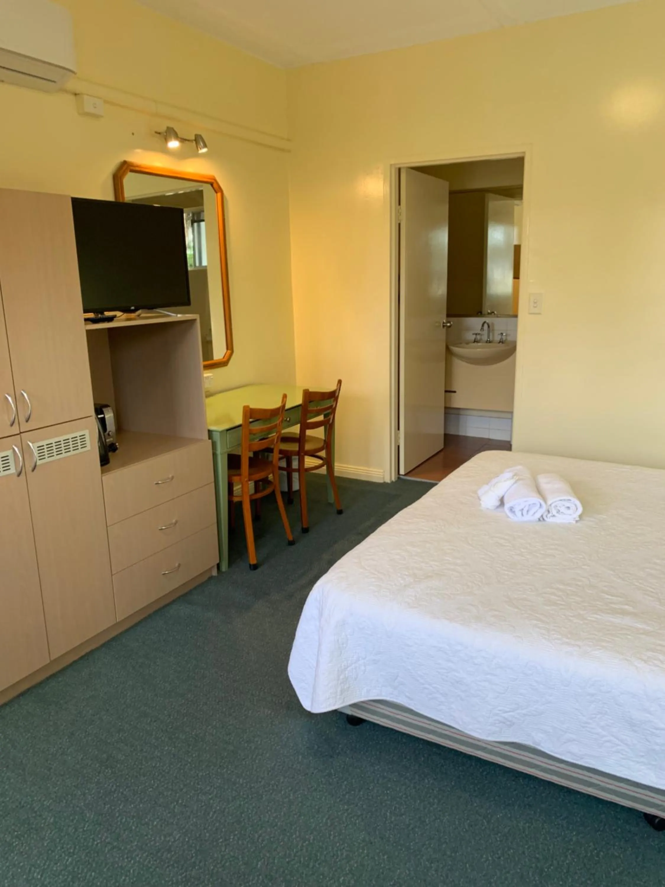 Bed in Temora Motel - UNDER NEW MANAGEMENT