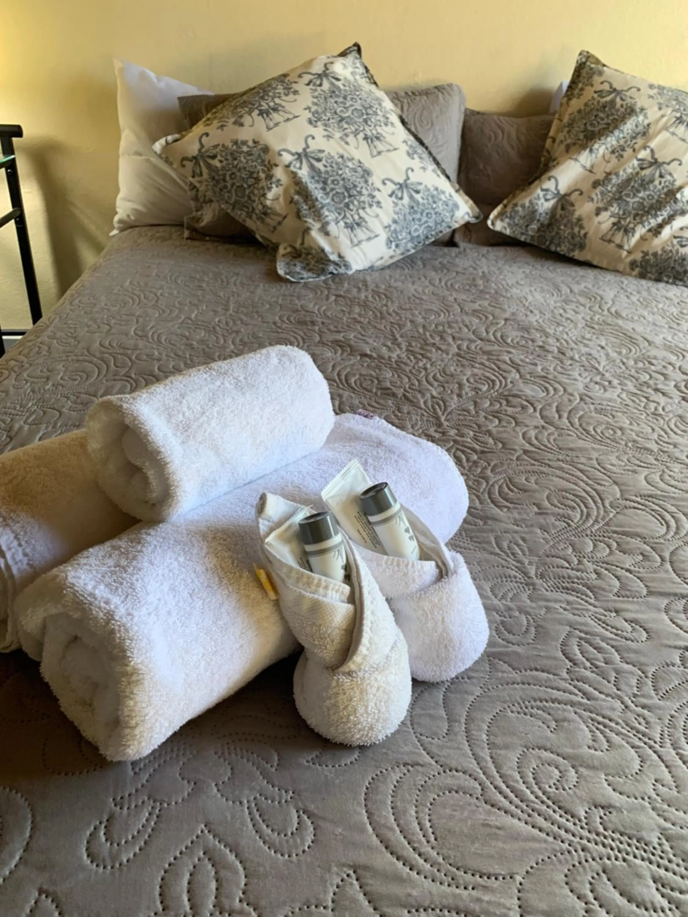 towels, Bed in Temora Motel - UNDER NEW MANAGEMENT