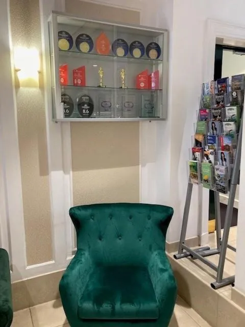 Seating area in Astor Court Hotel