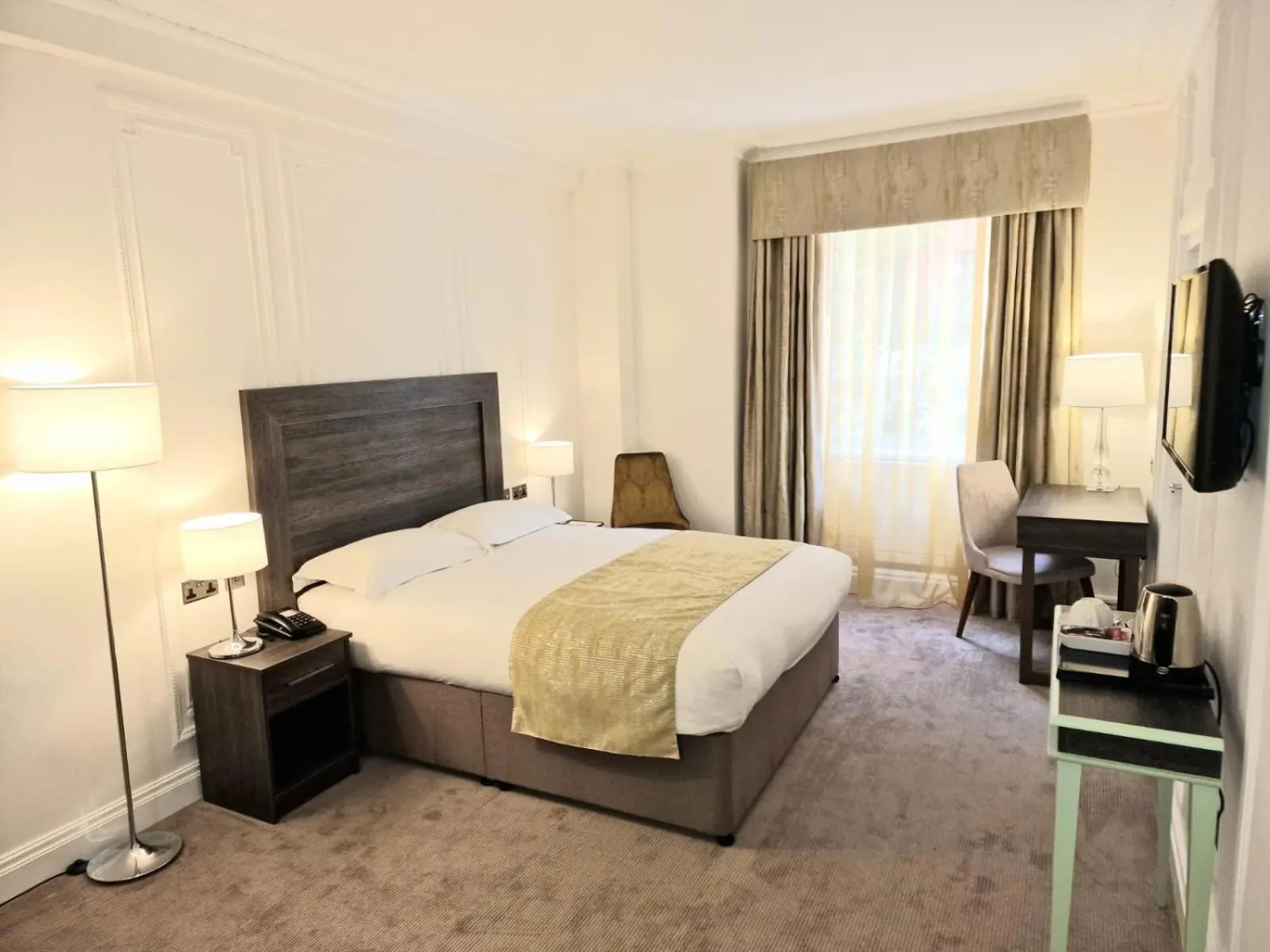 Bedroom, Bed in Astor Court Hotel