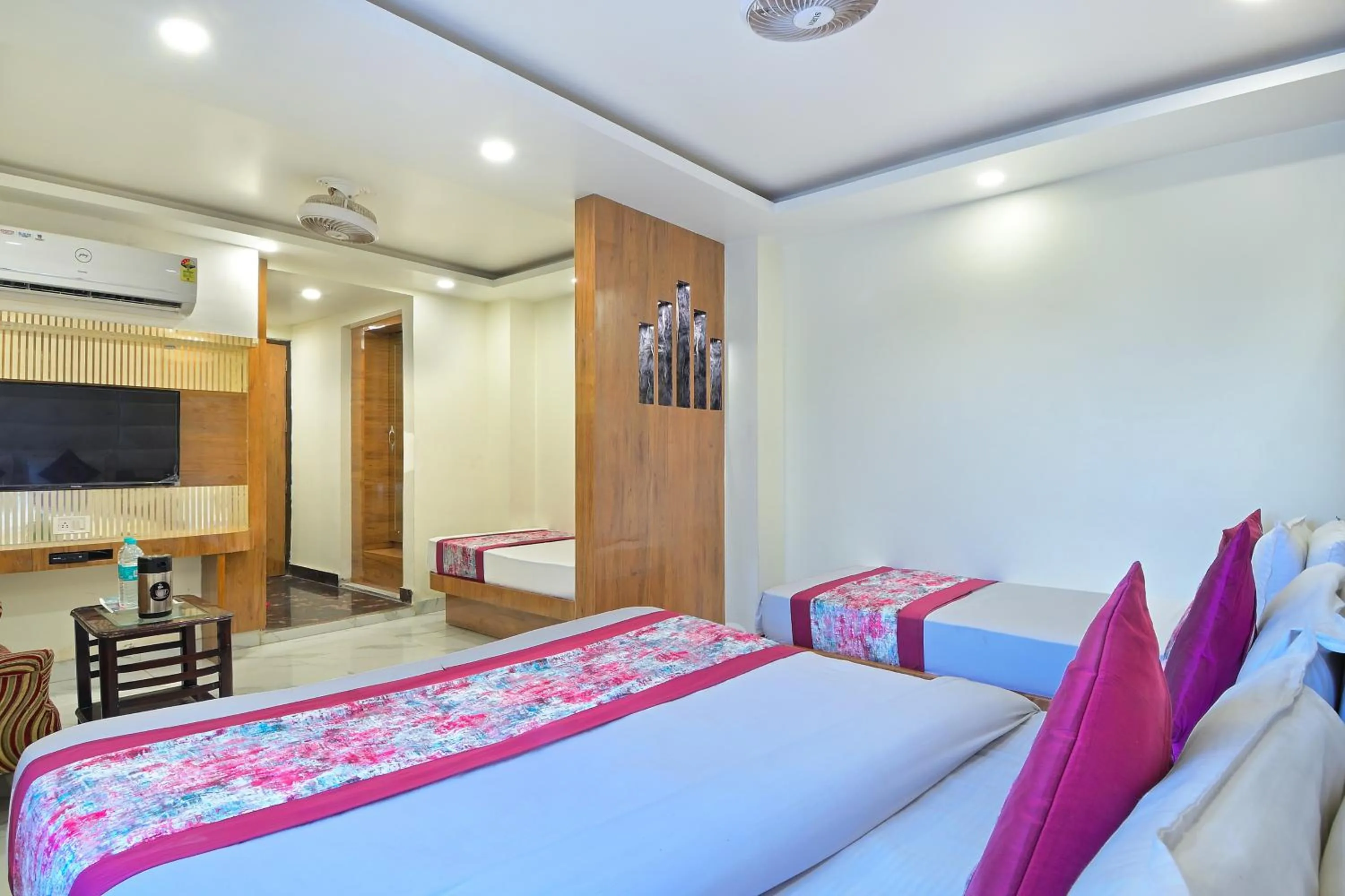 Bedroom, Bed in Hotel Glow Inn Paharganj-3 Mins Walk From New Delhi Railway Station